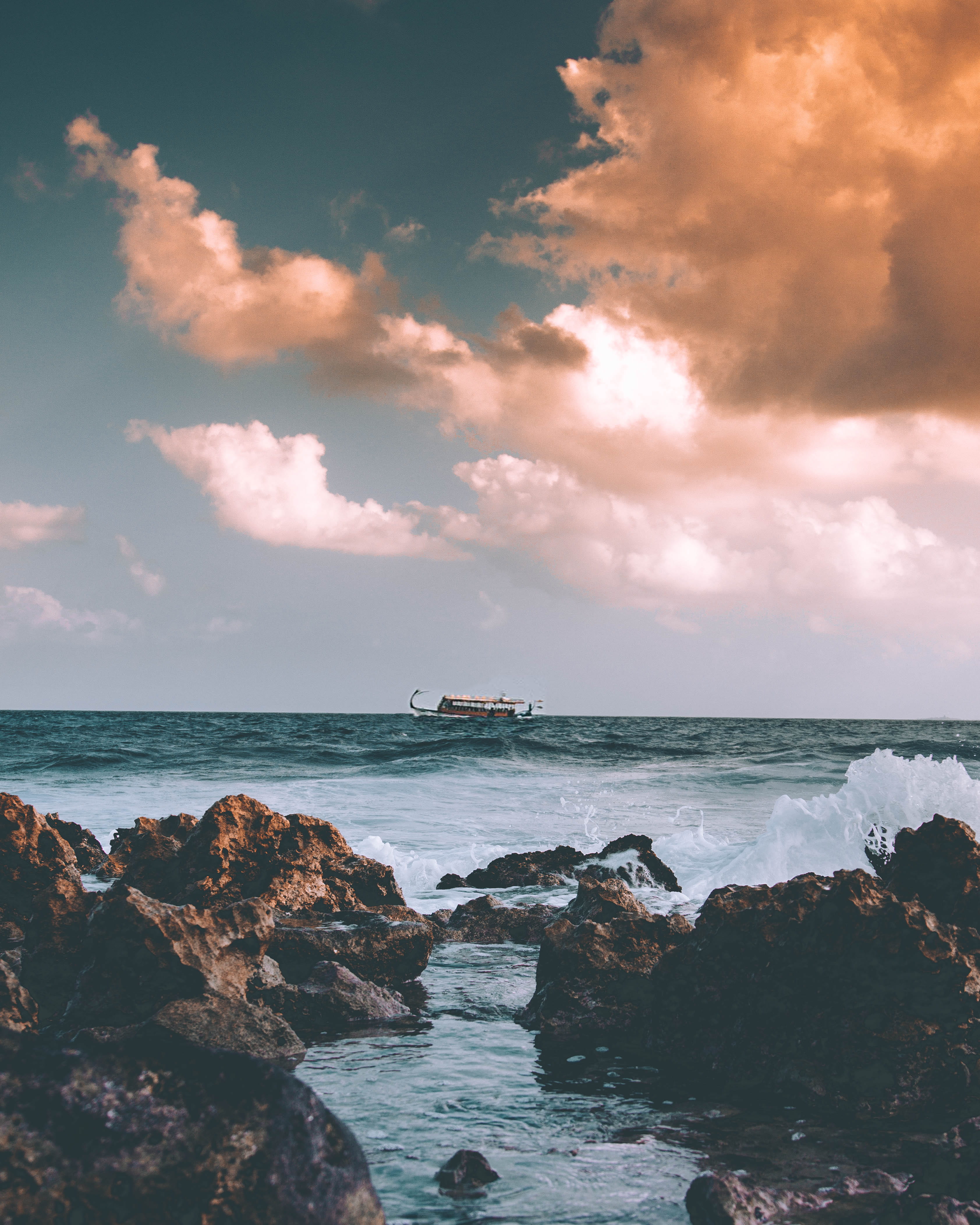 stone, horizon over water, maldife, rock formation, cliff, sky, body, rocky coastline, rock, wafe, tranquility, 4K, land, horizon, formation, tranquil scene, Phone HD Wallpaper