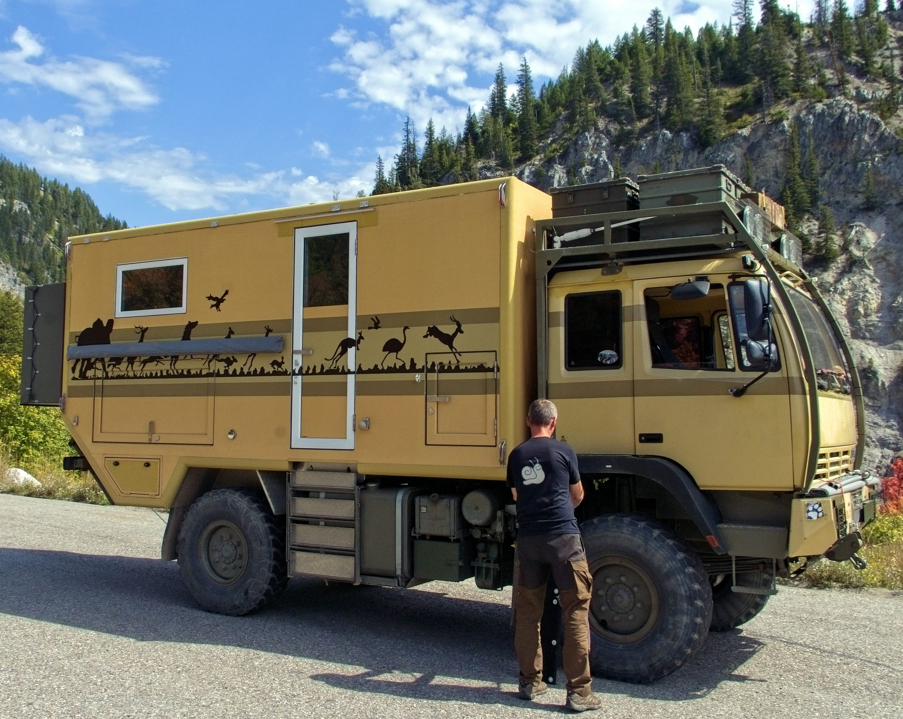 land vehicle, transportation, transport, men, caravan, full length, recreational, nature, real people, journey, expedition vehicle, tree, vehicle, wyoming, HD Wallpaper