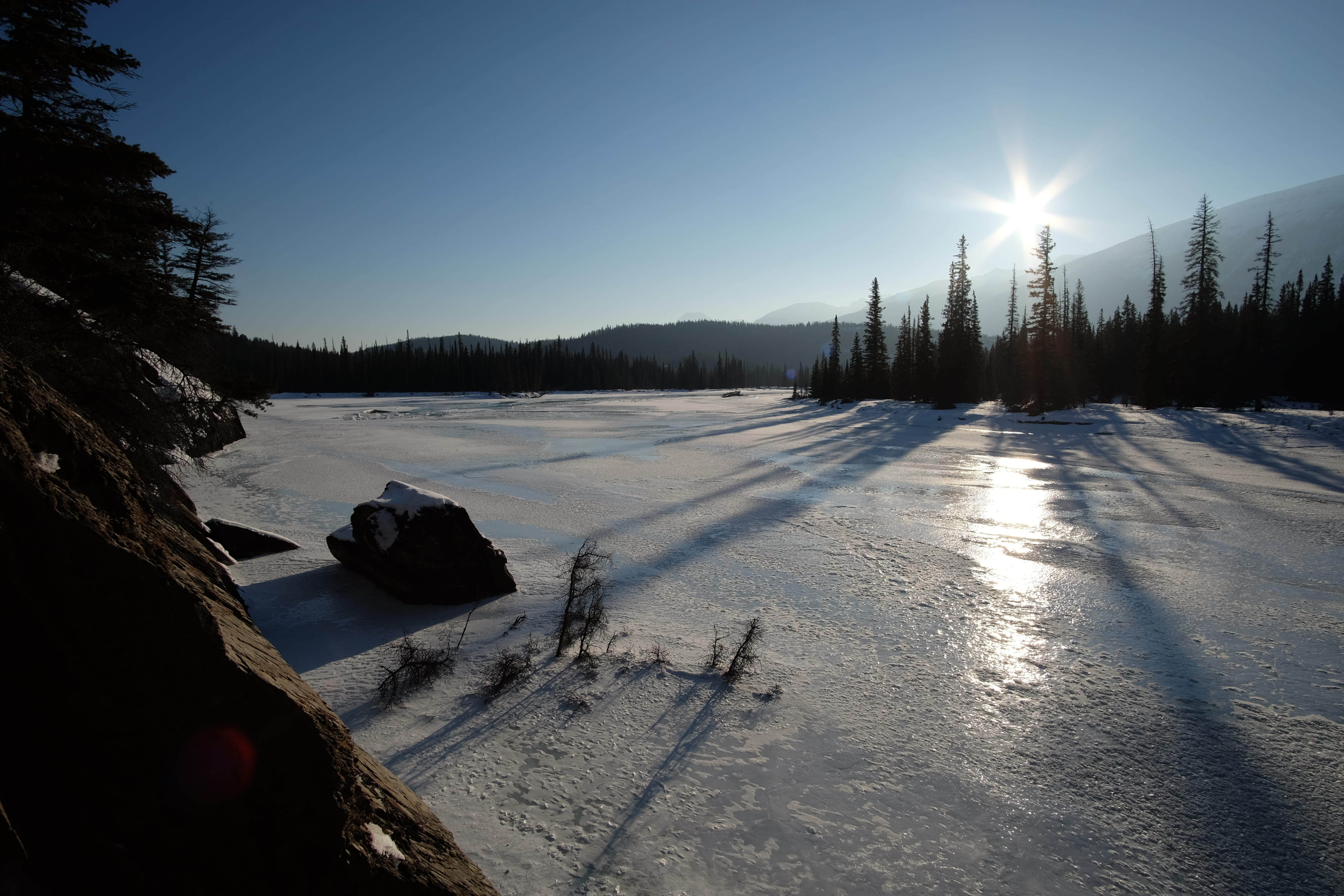 jasper, tranquil scene, frozen, clear sky, sun, sunlight, sunbeam, seasons, lake, water, scenics - nature, 4K, nature, maligne, environment, tree, beauty in nature, HD Wallpaper