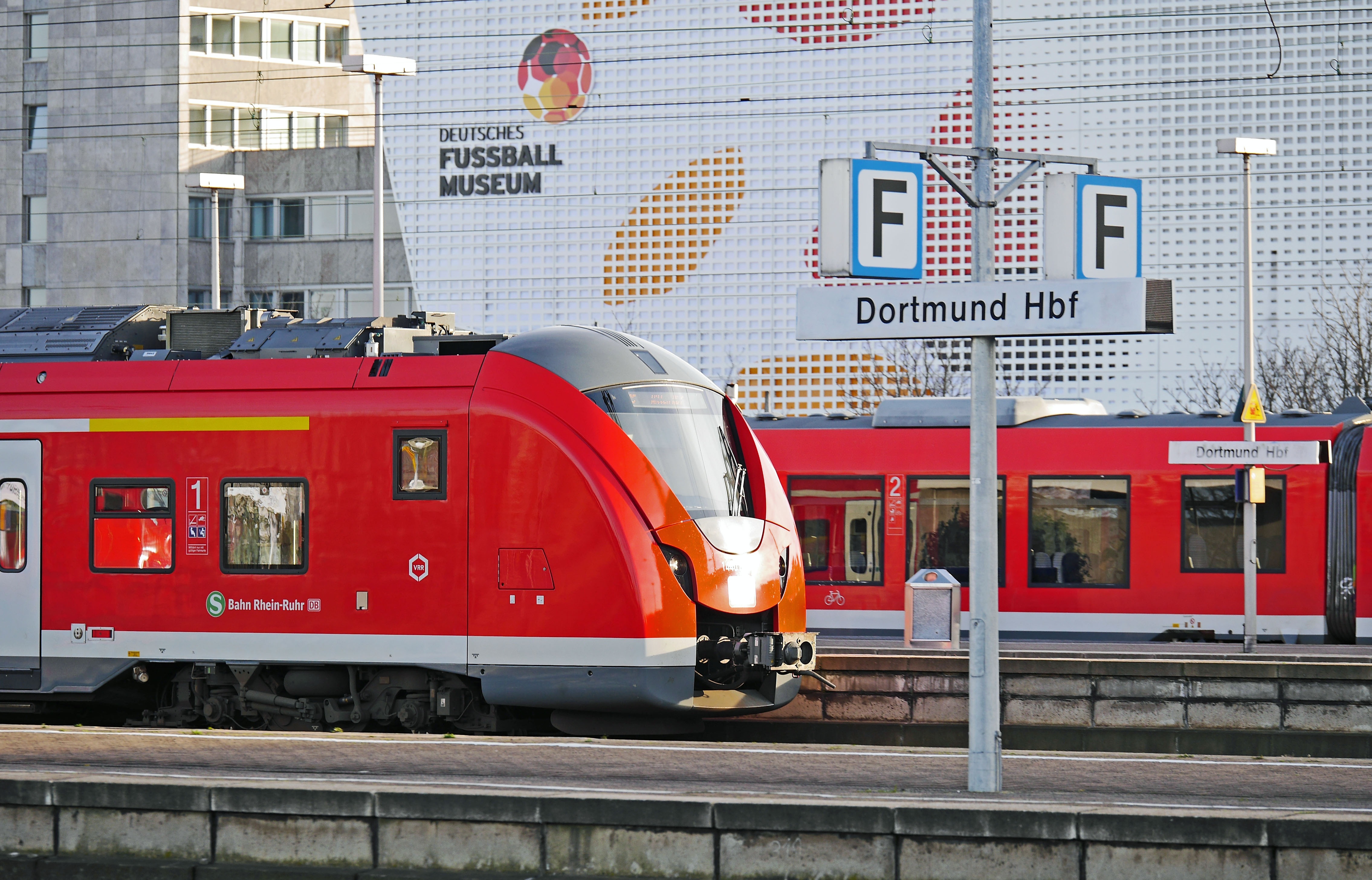 train - vehicle, land vehicle, building exterior, dortmund, architecture, mode of transportation, near, rhine-ruhr s-bahn, built structure, db, dortmund hbf, HD Wallpaper