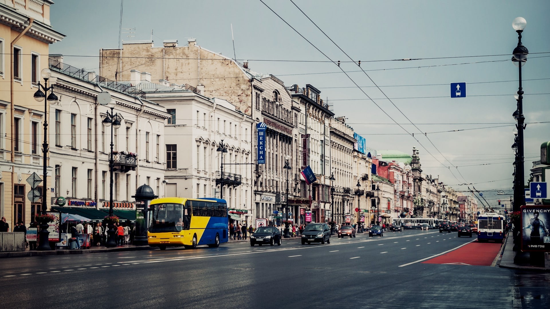 road, city life, 1080P, sky, incidental people, architecture, city street, outdoors, traffic, track, building exterior, transportation, electricity, car, HD Wallpaper