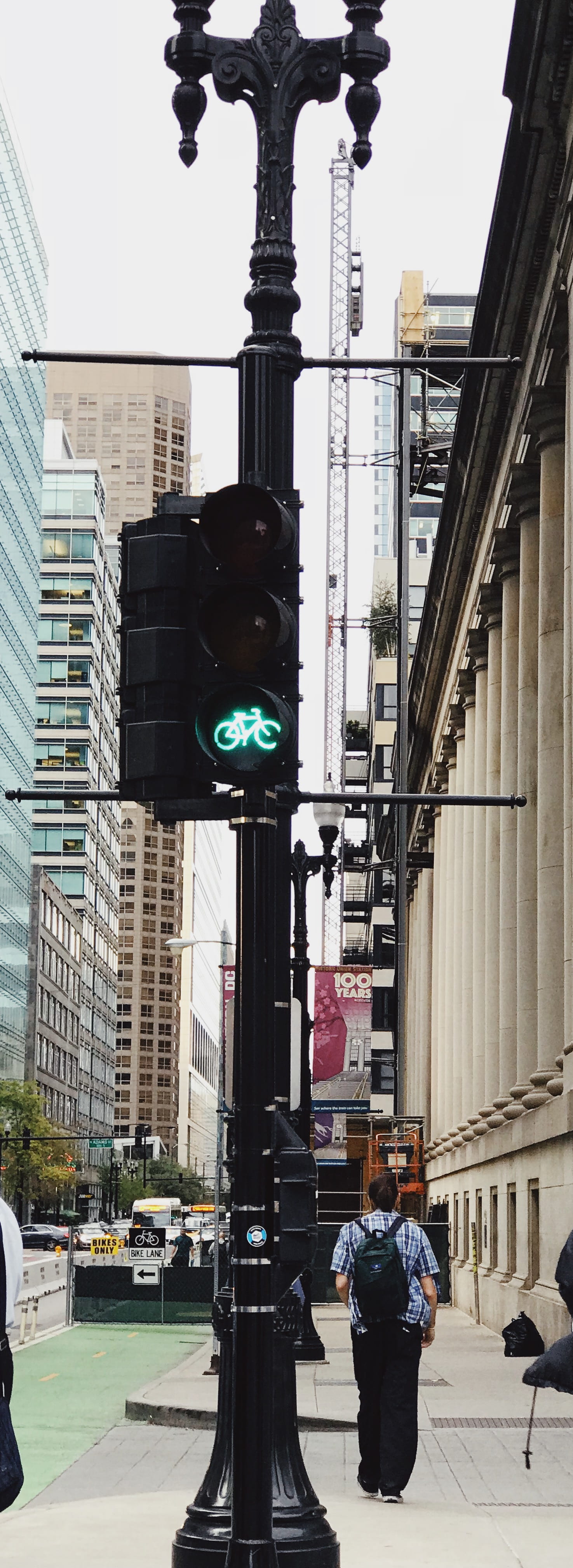 road, real people, transportation, building exterior, men, city life, sky, city, city street, street, clinton and jackson, building, stoplight, chicago, Phone HD Wallpaper