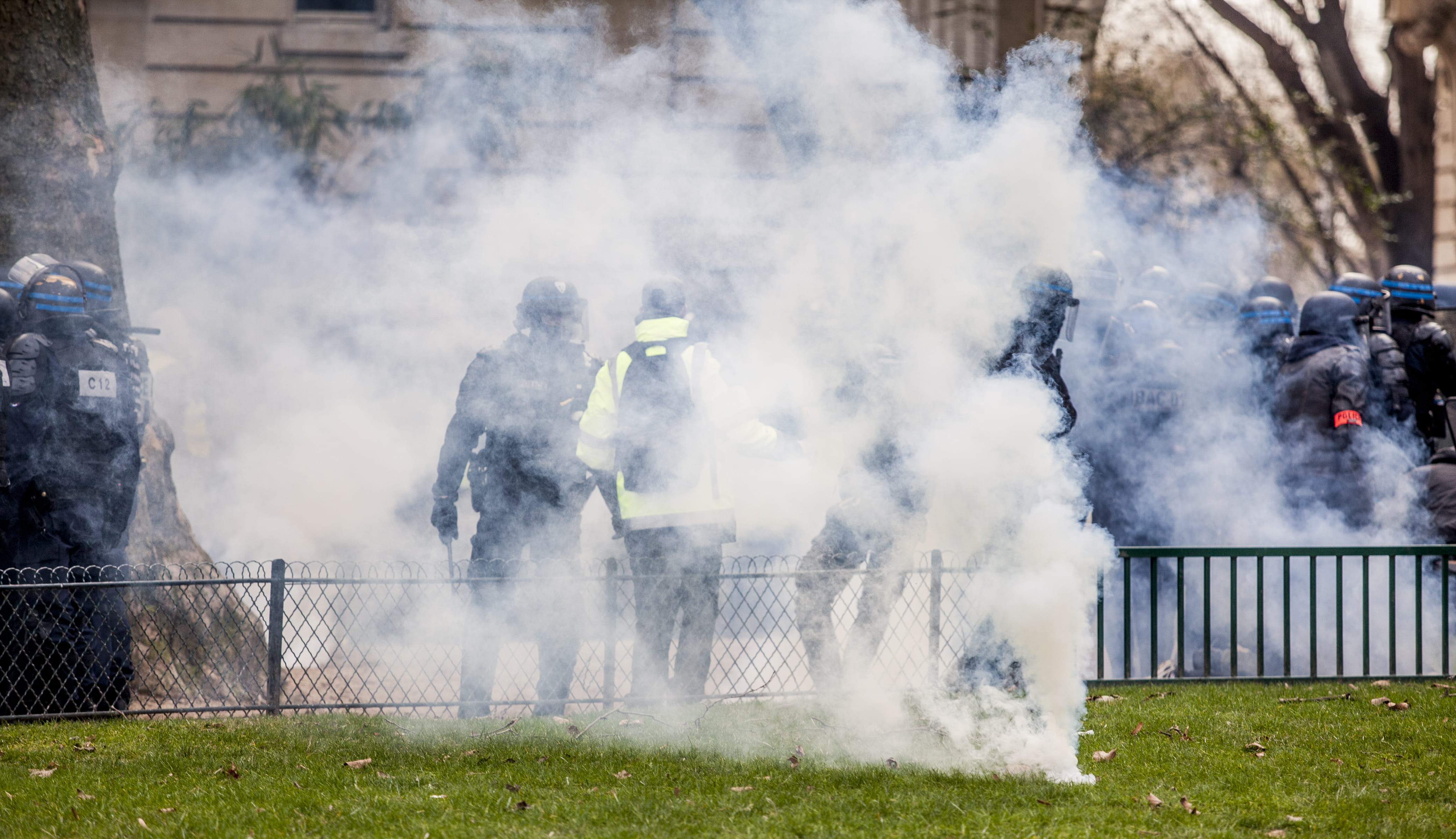 engine, spraying, teargas, helmet, fire, real people, occupation, person, 4K, fire - natural phenomenon, group of people, built structure, smoke, grass, HD Wallpaper