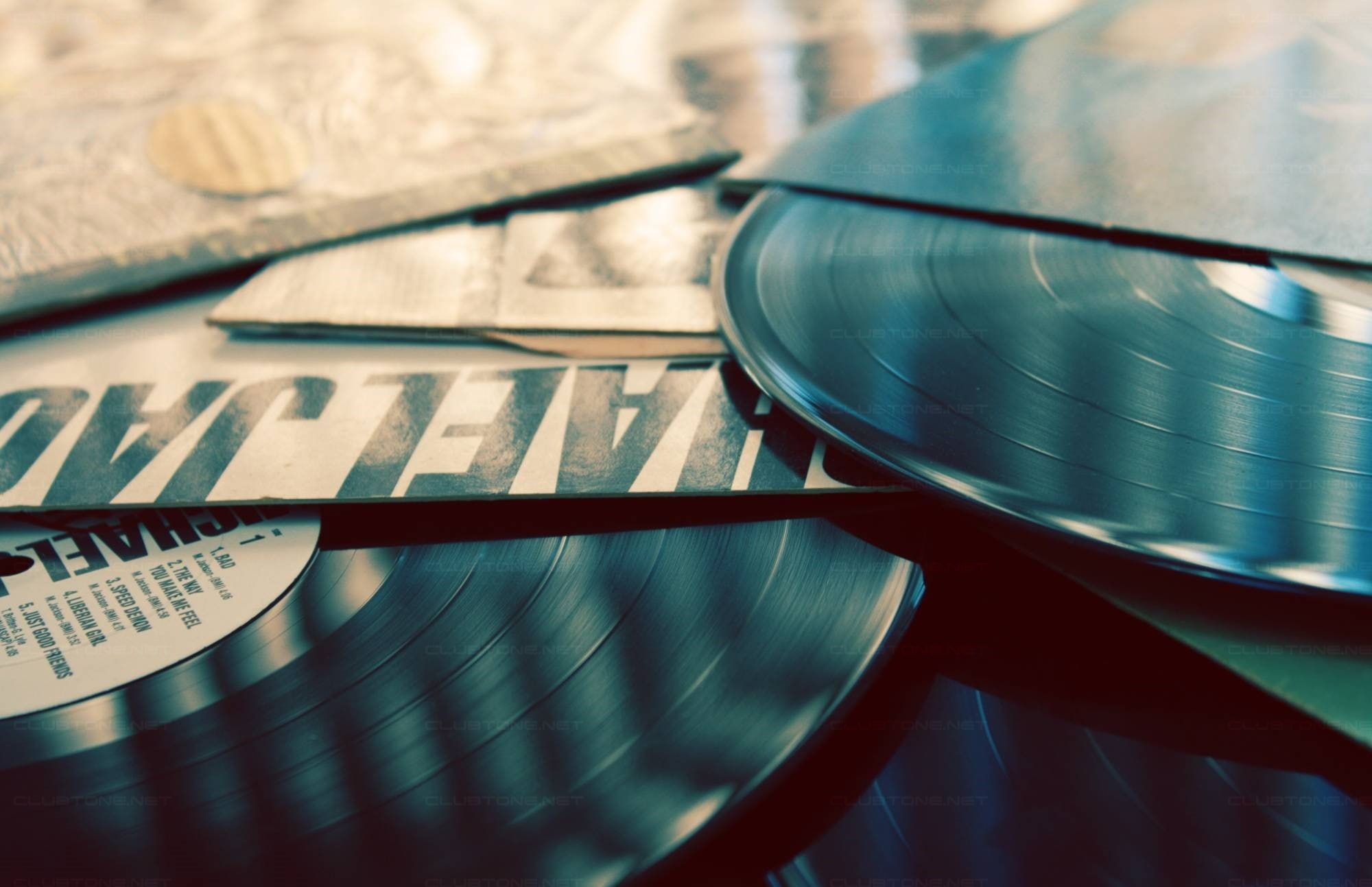 vinyl, wood - material, pattern, table, reflection, arts culture and entertainment, sound, single Object, technology, metal, disk, focus on foreground, HD Wallpaper