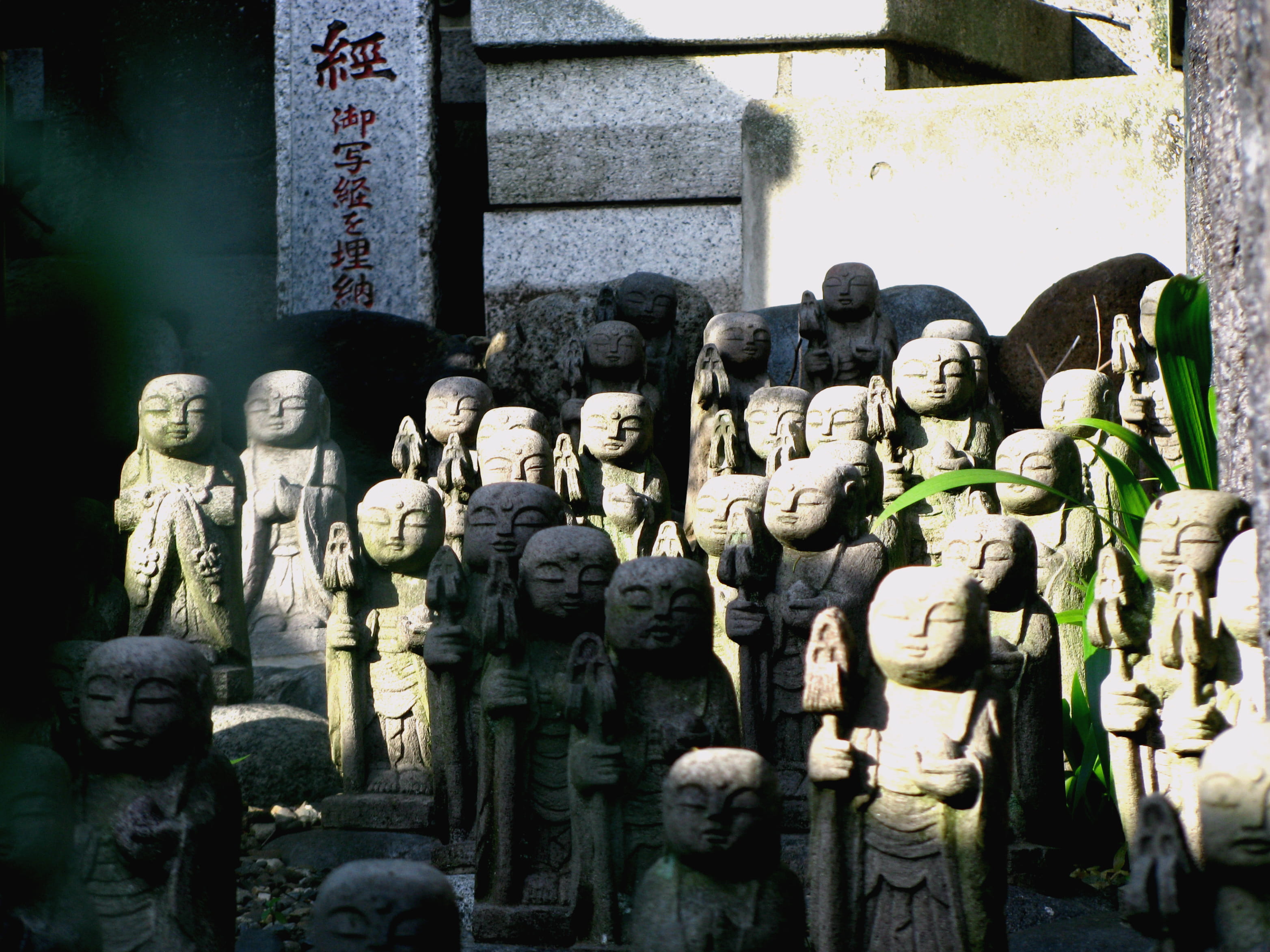 carving - craft product, religion, 2K, day, buddhist statues, no people, outdoors, craft, history, building, human representation, creativity, built structure, HD Wallpaper