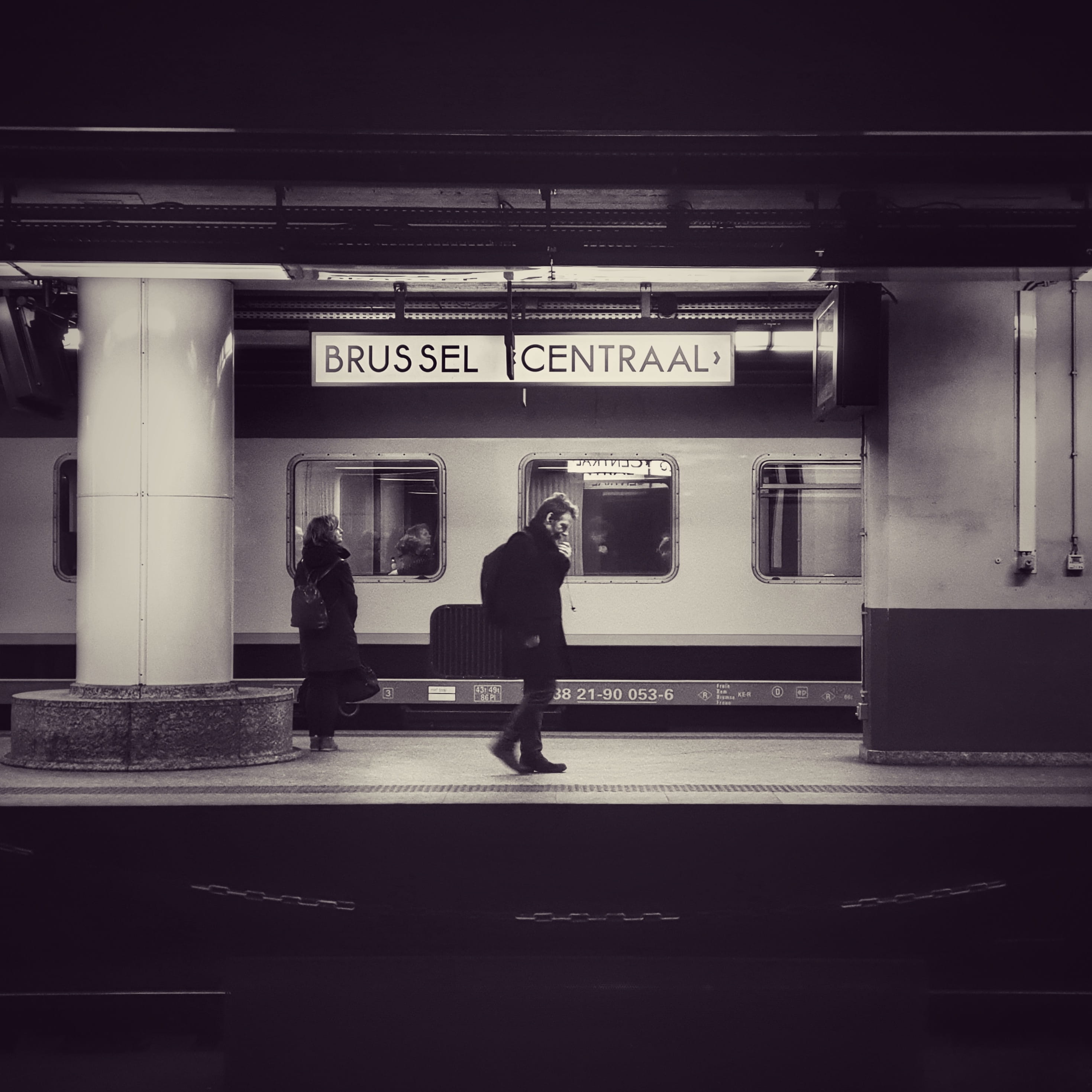 building, spoke, communication, text, lighting, transportation, brussel, full length, waiting, mode of transportation, human, subway, door, magdalenasteenweg 63, Phone HD Wallpaper