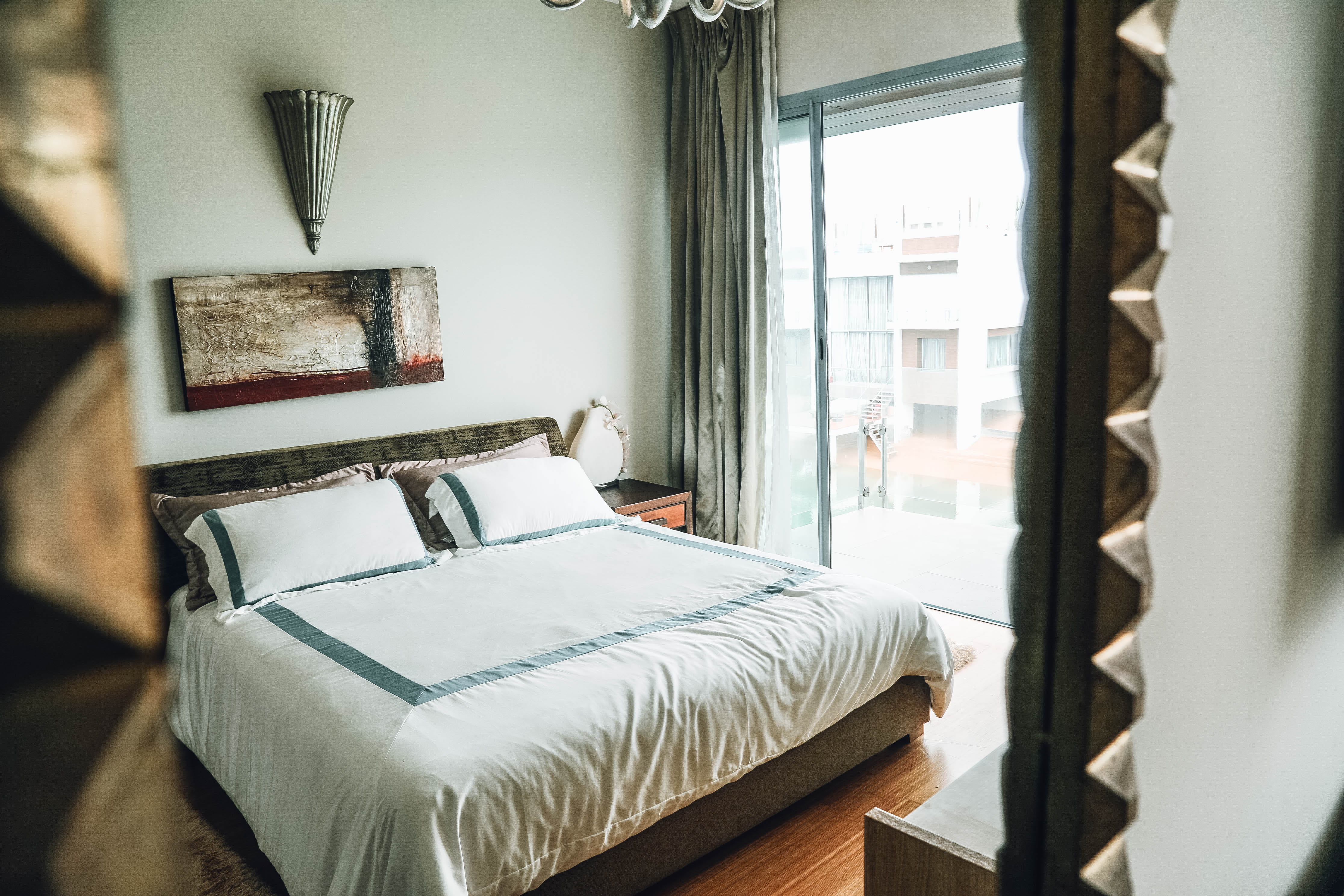 modern, headboard, bed, daylight, bedroom, comfortable, furnitures, window, hotel room, absence, painting, bedsheet, curtain, 4K, domestic life, interior design, HD Wallpaper