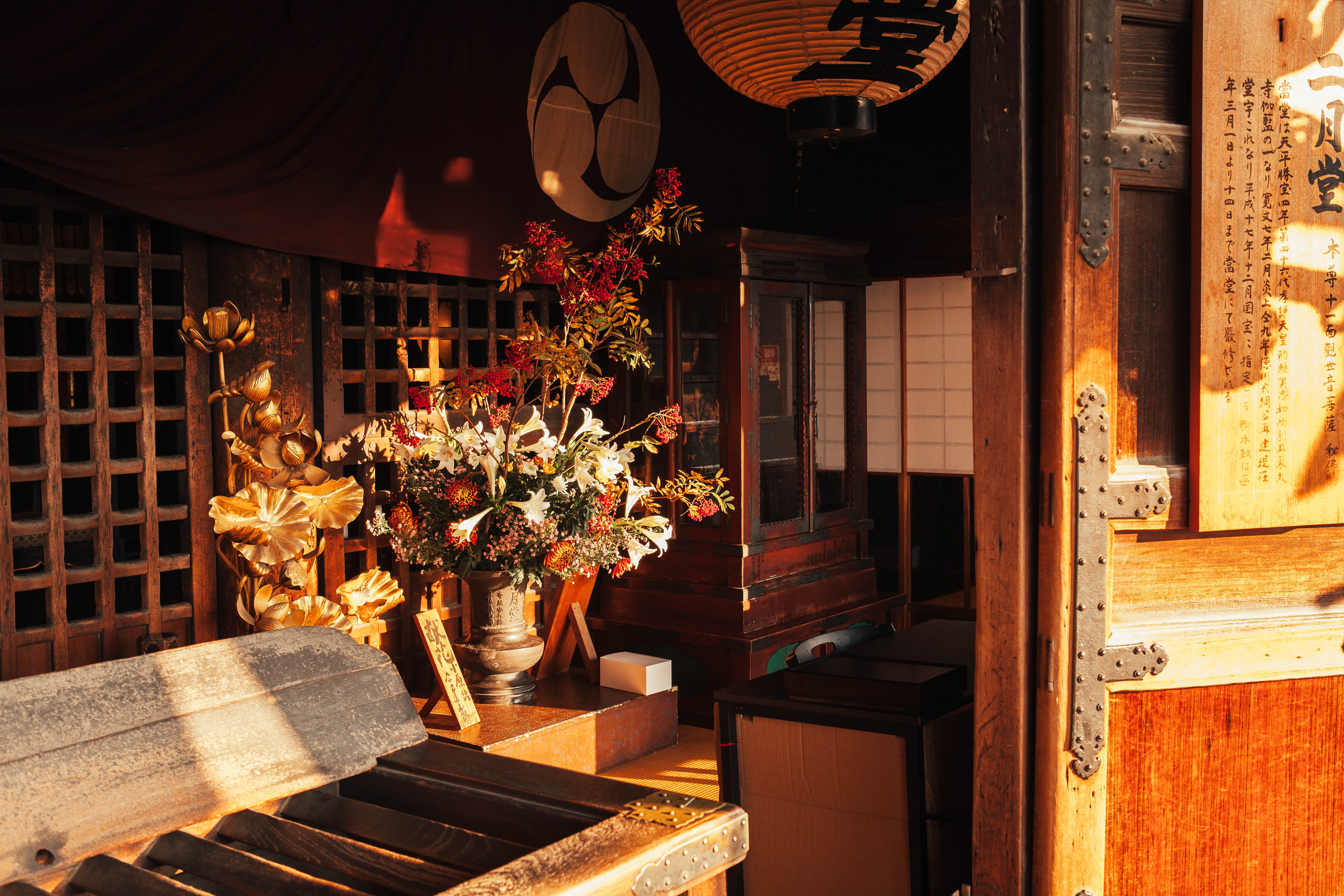building, entrance, japan, house, building exterior, 5K, lighting equipment, no people, wood - material, nara prefecture, architecture, outdoors, flower arrangement, HD Wallpaper