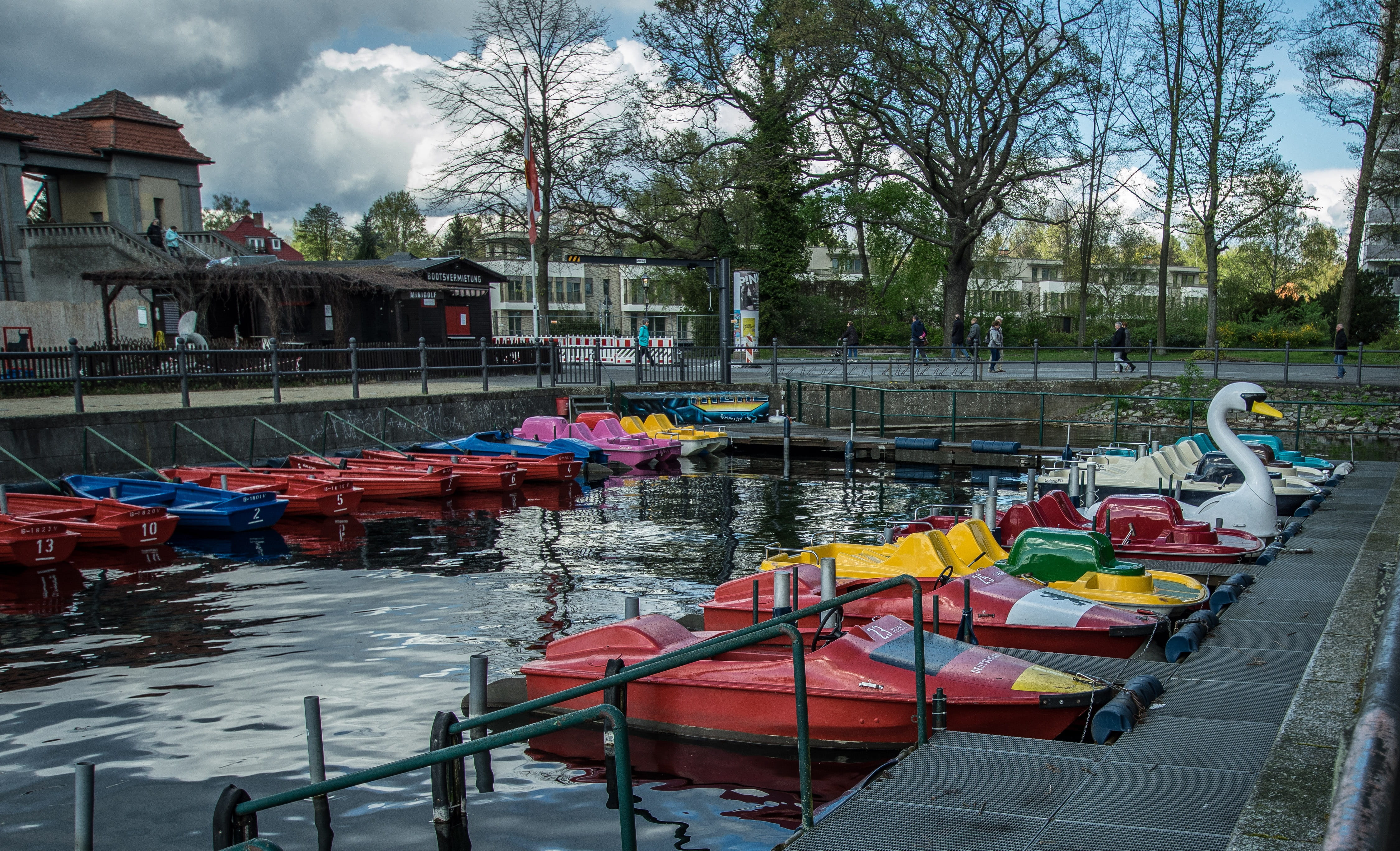 boat, tree, mode of transportation, multi colored, moored, incidental people, nature, outdoors, transportation, pedal boats, water sports, building exterior, HD Wallpaper