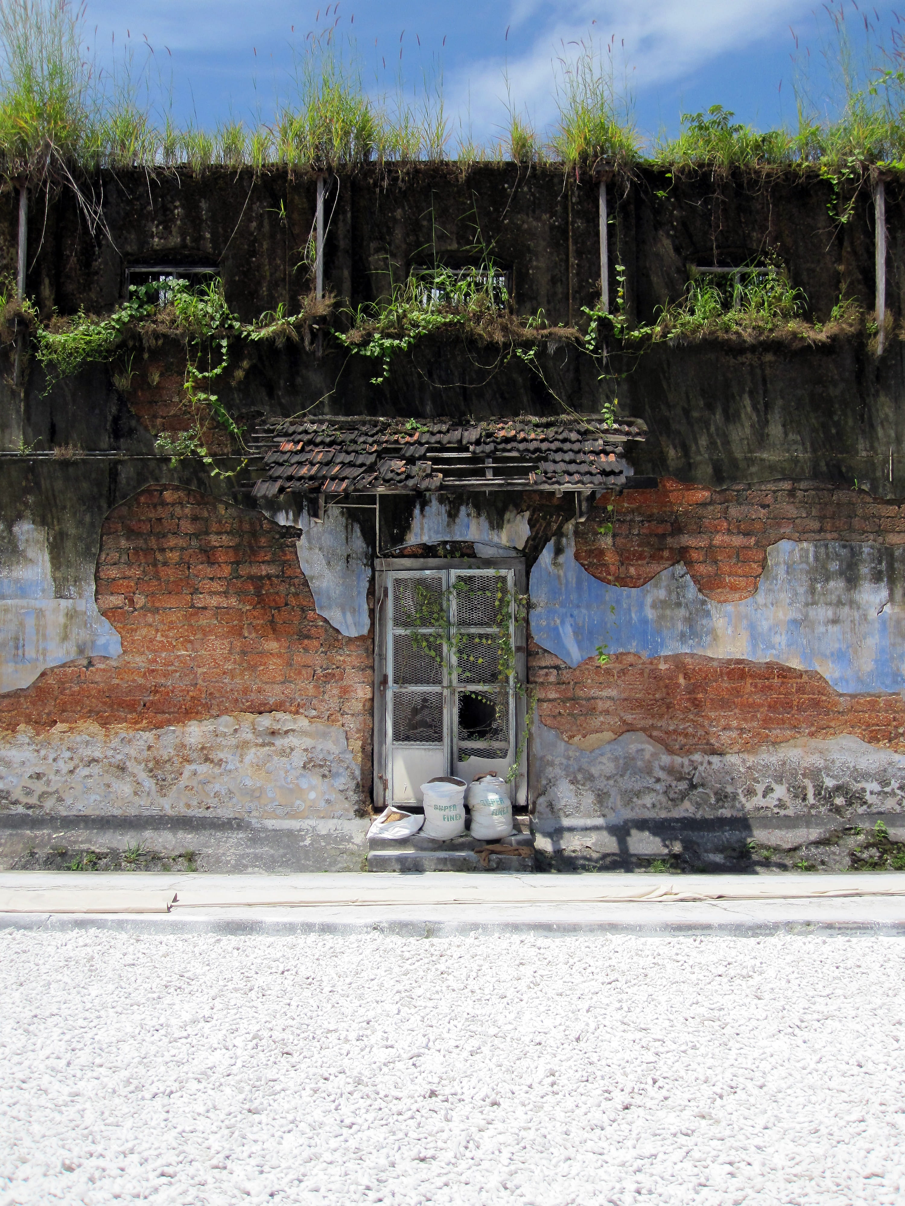 old, ruined, roof, sunlight, 4K, day, window, india, outdoors, house, building exterior, wall - building feature, kochi, sunshine, architecture, built structure, Phone HD Wallpaper