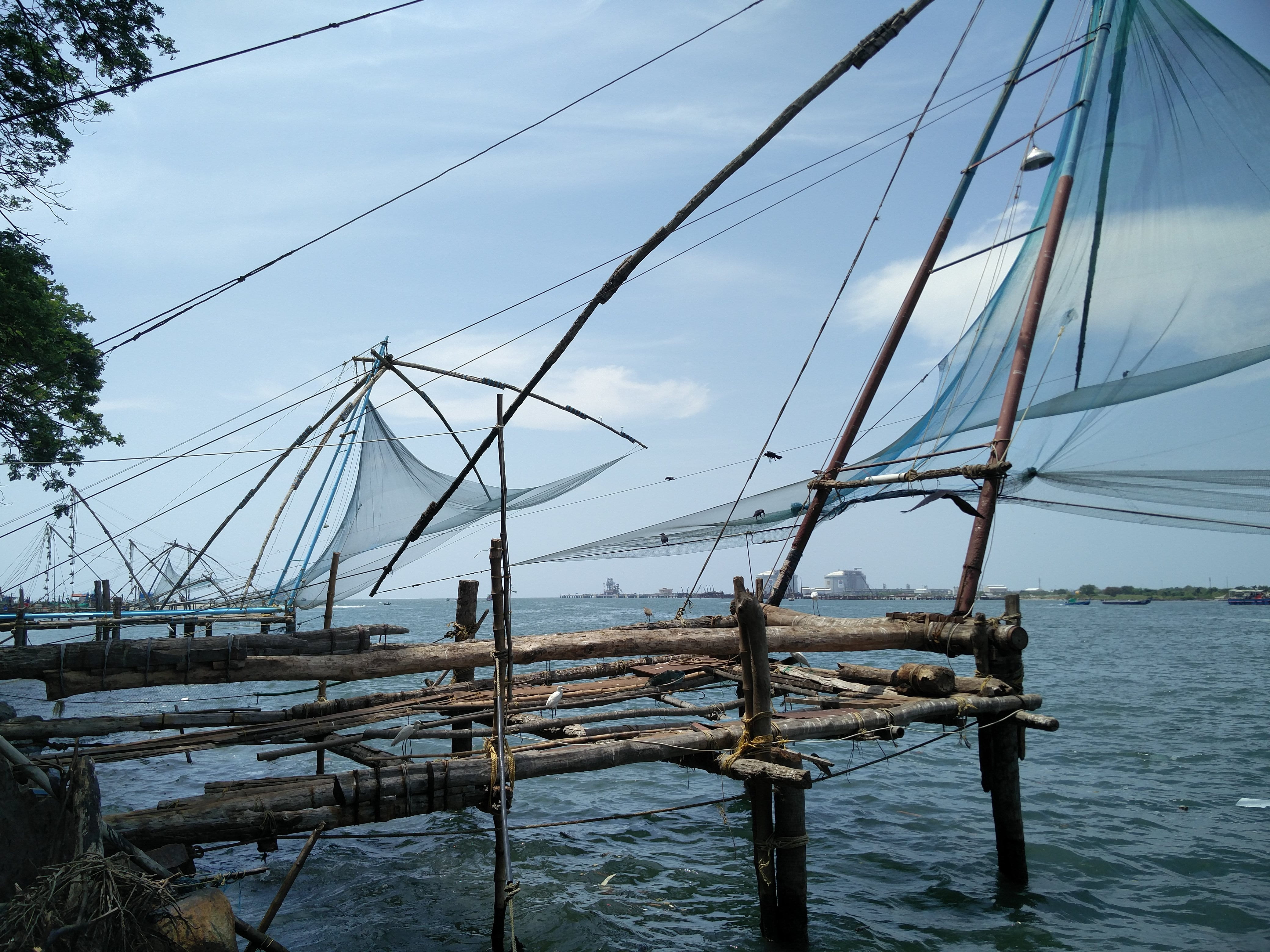 kochi, wooden post, cloud - sky, waterfront, nets, cochin, day, no people, non-urban scene, tranquility, chinese fishing nets, scenics - nature, outdoors, HD Wallpaper