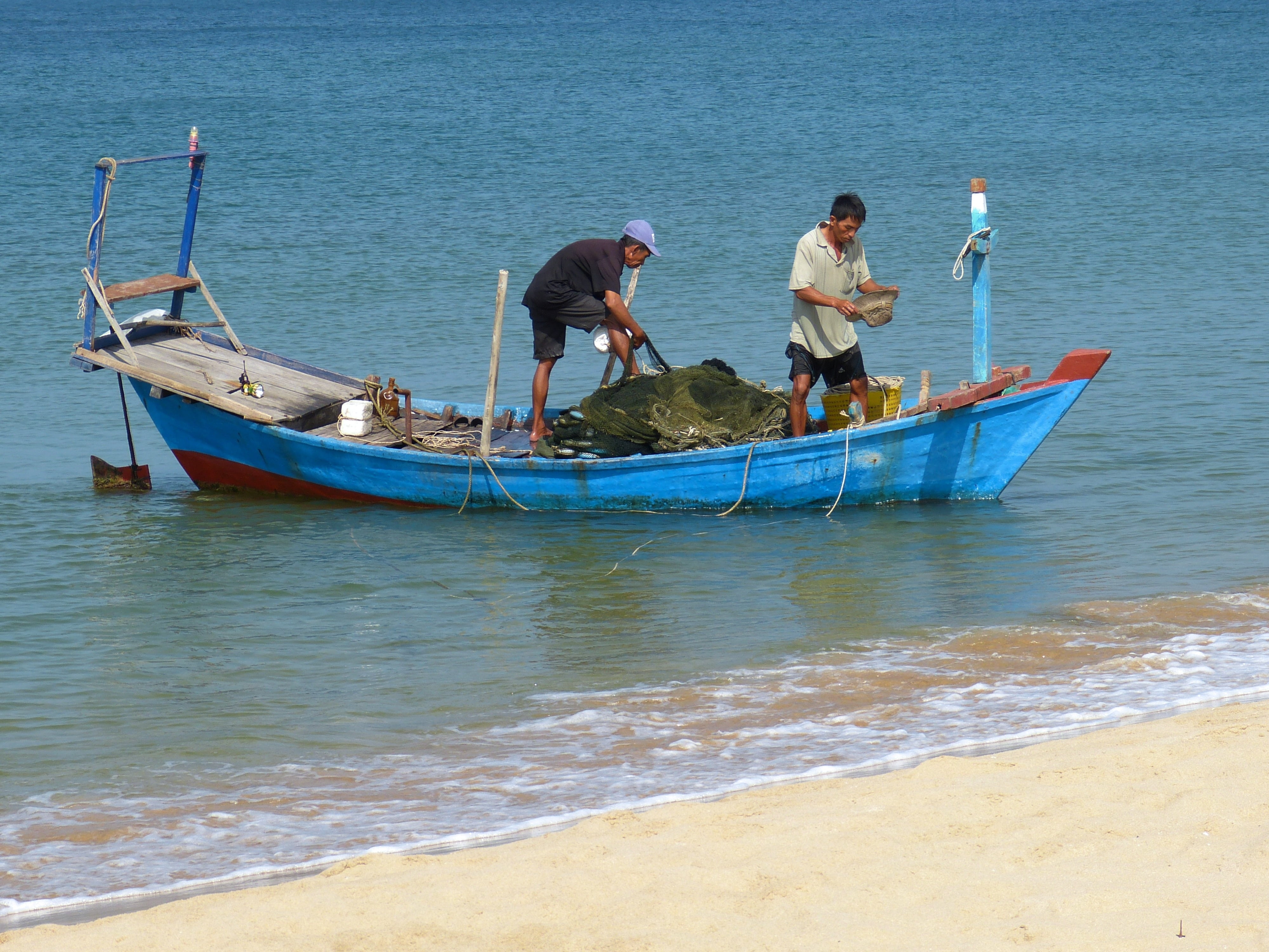 fish, moored, people, sea, fishing industry, ship, outdoors, real people, day, 4K, transportation, land, standing, vietnam, occupation, nature, nautical vessel, HD Wallpaper