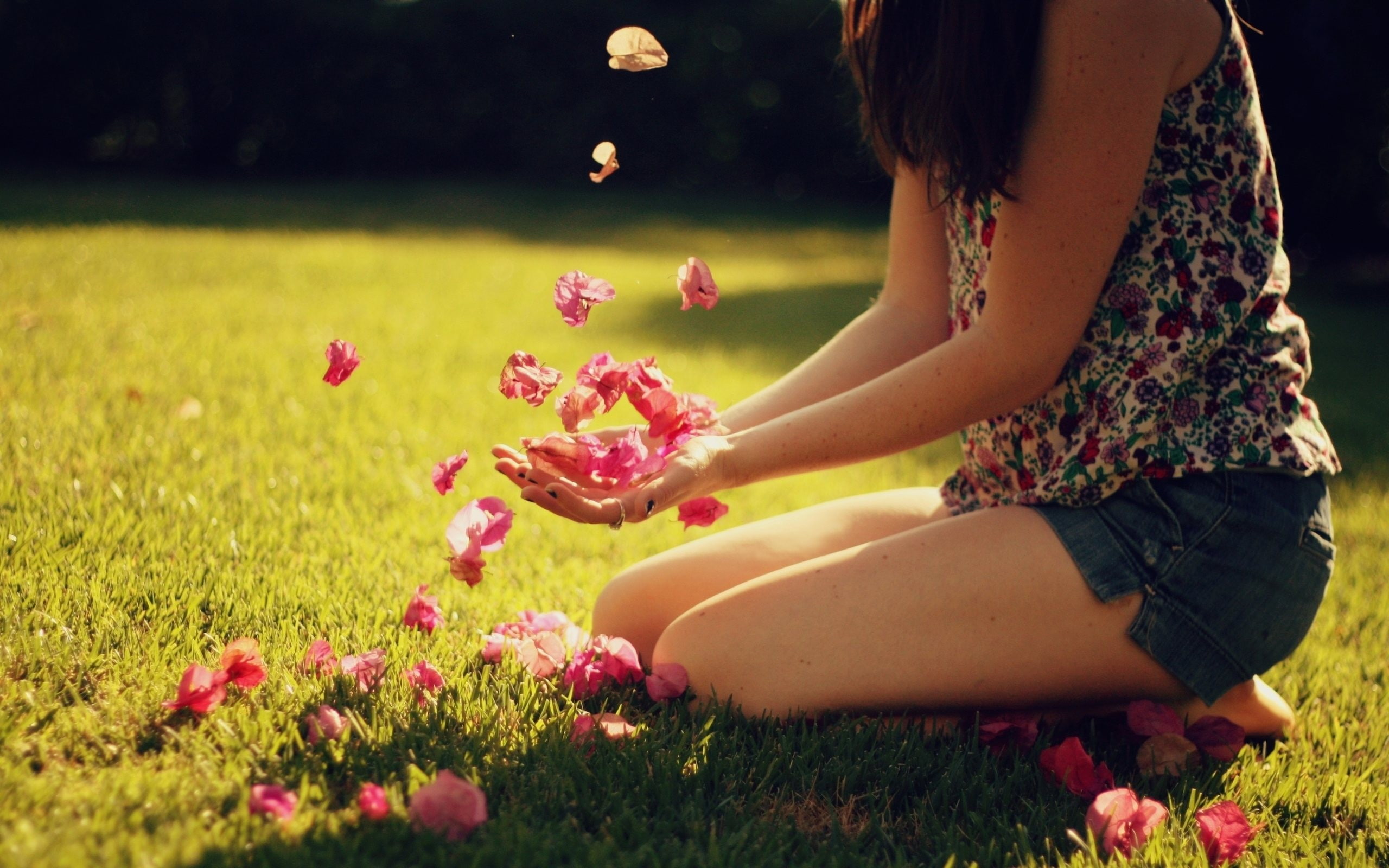 women, 2K, lawns, jean shorts, HD Wallpaper