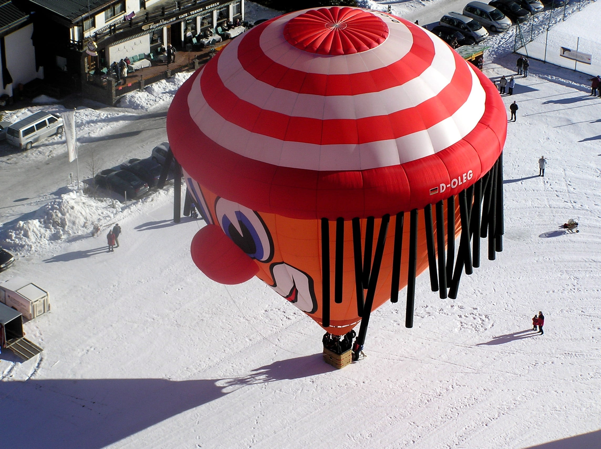 outdoors, shadow, 1080P, tannheim, hot air balloon, incidental people, building exterior, winter, cold temperature, snow, built structure, covering, striped, HD Wallpaper