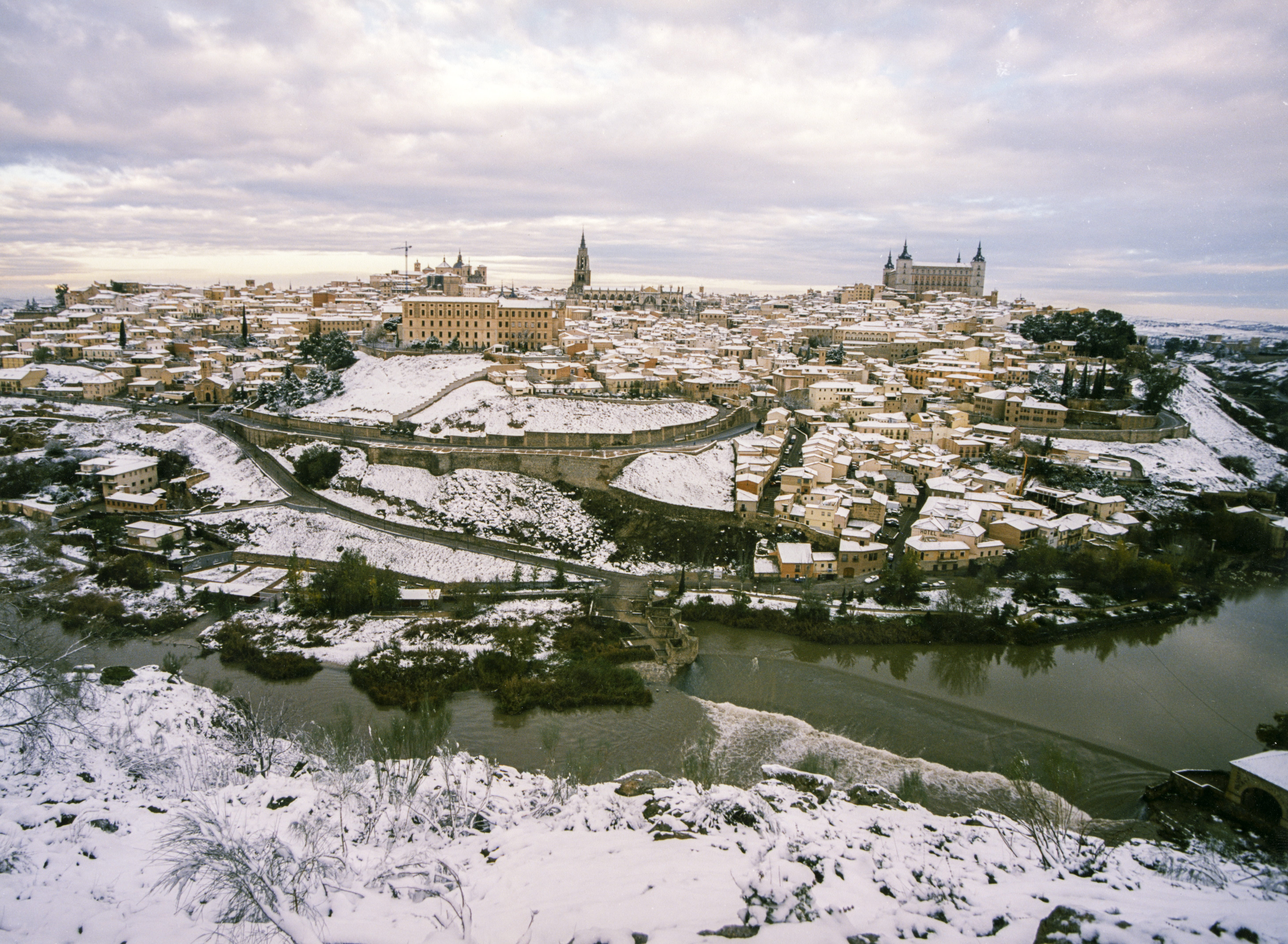 built structure, snow, water, building, river, building exterior, cloud - sky, city, toledo nevado, cityscape, winter, tree, 5K, architecture, tagus river, HD Wallpaper
