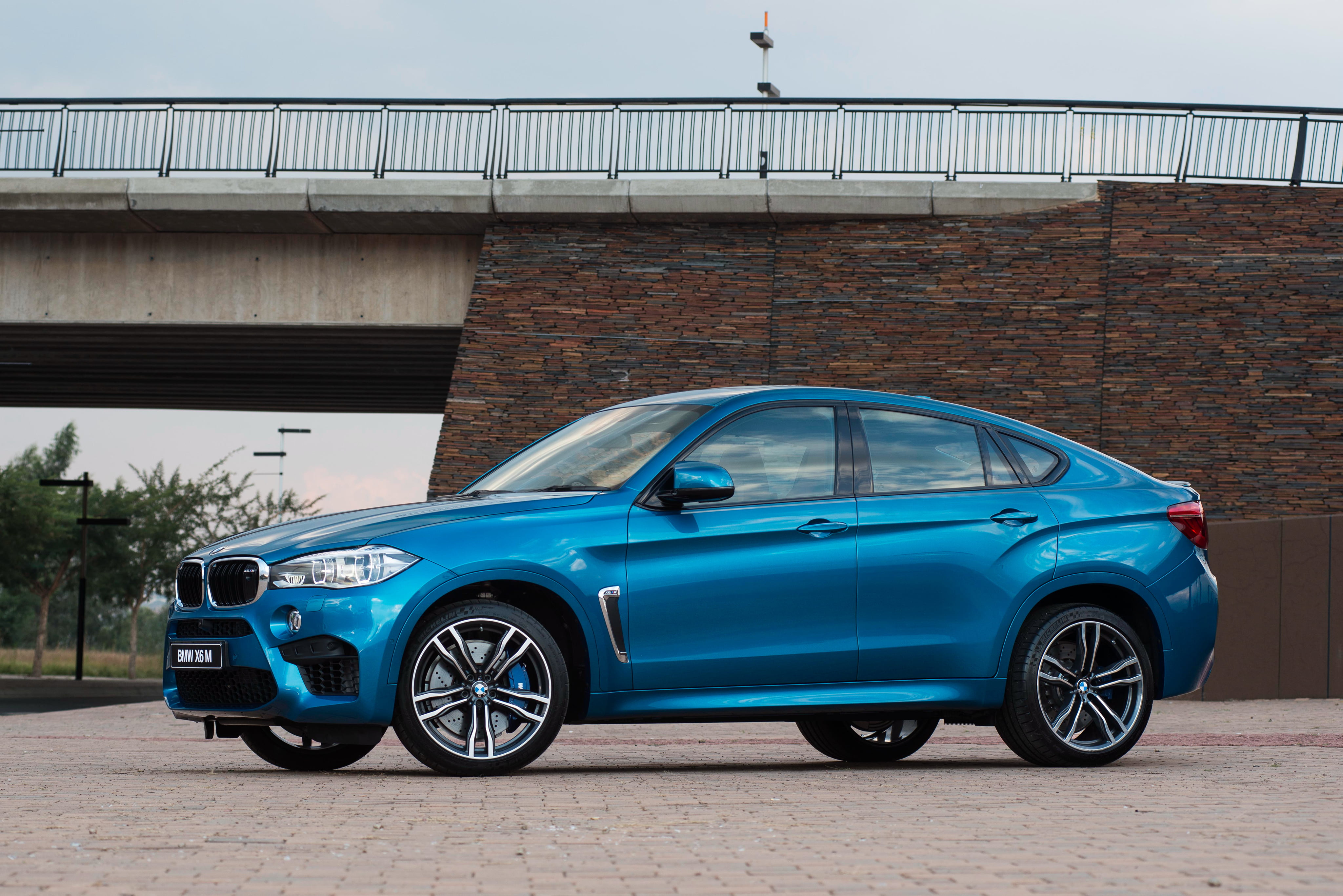 traffic, bmw, mode of Transport, blue, vintage car, luxury, mode of transportation, travel, garage, modern, engine, bridge, bridge - man made structure, HD Wallpaper