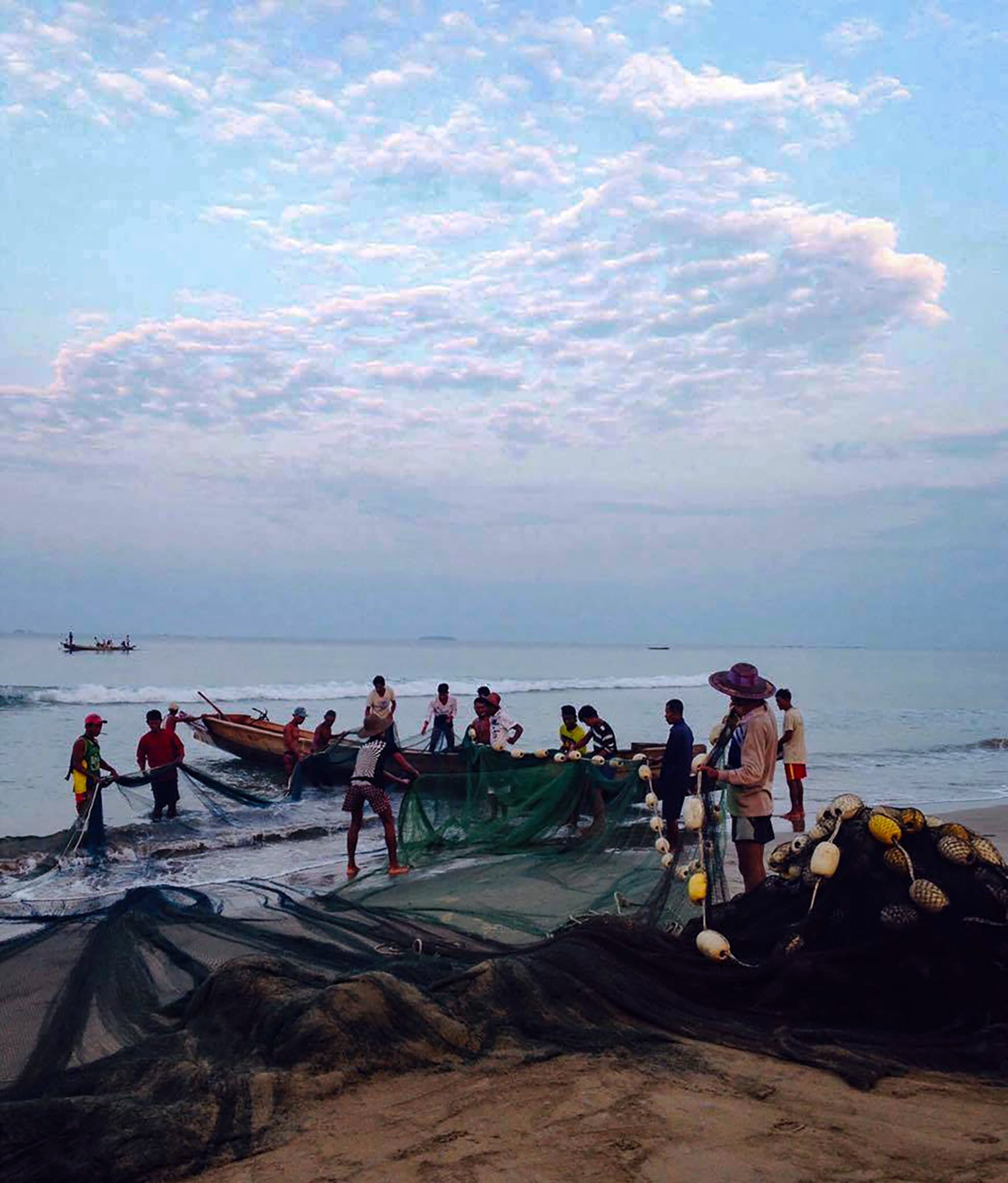 large group of people, water, travel, vacations, real people, day, phu yen, the beach, catching fish, sour, crowd, exposure night, vietnam, green, will, Phone HD Wallpaper