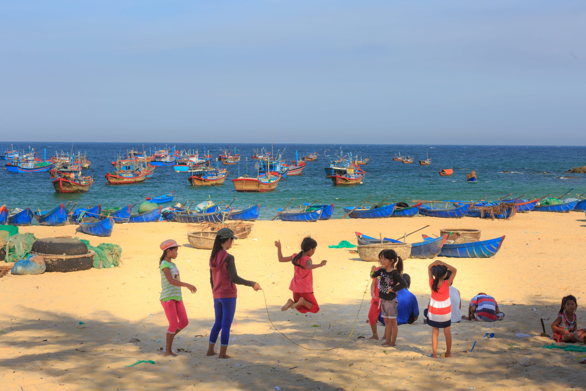 horizon, people, province, action, beach, water, adult, childhood, the boat, sea, travel, vietnam, leisure activity, knife, playing, 1080P, real people, HD Wallpaper
