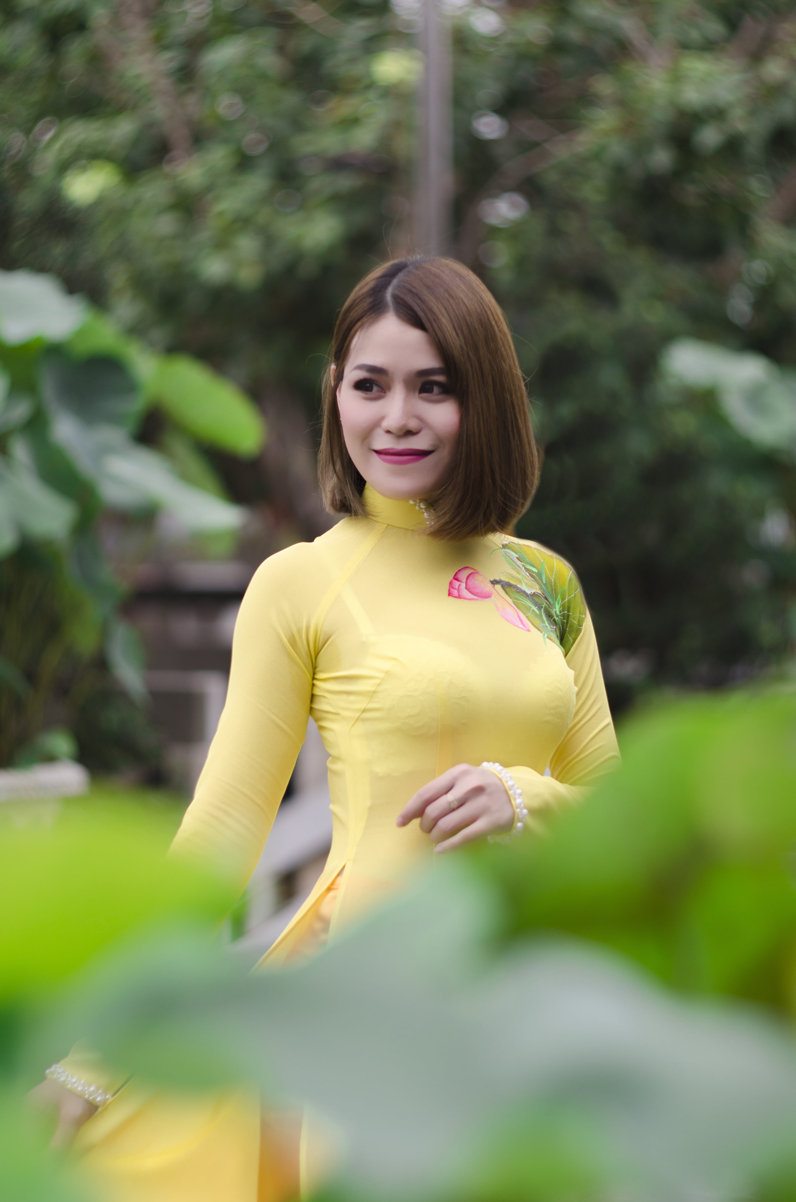 only women, plant, hairstyle, real people, portrait, casual clothing, 4K, the morning, aodai, phu, young adult, beauty, smiling, one young woman only, Phone HD Wallpaper