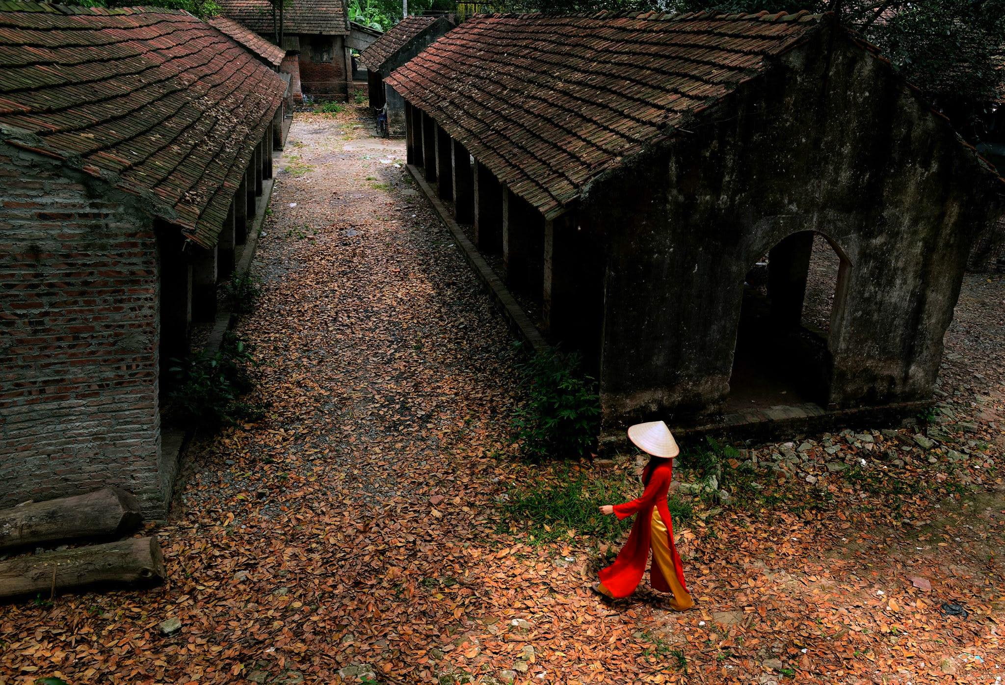 house, Duong Tran Quoc, old building, side view, traditional clothing, clothing, model, women, building, building exterior, 1080P, built structure, women outdoors, HD Wallpaper