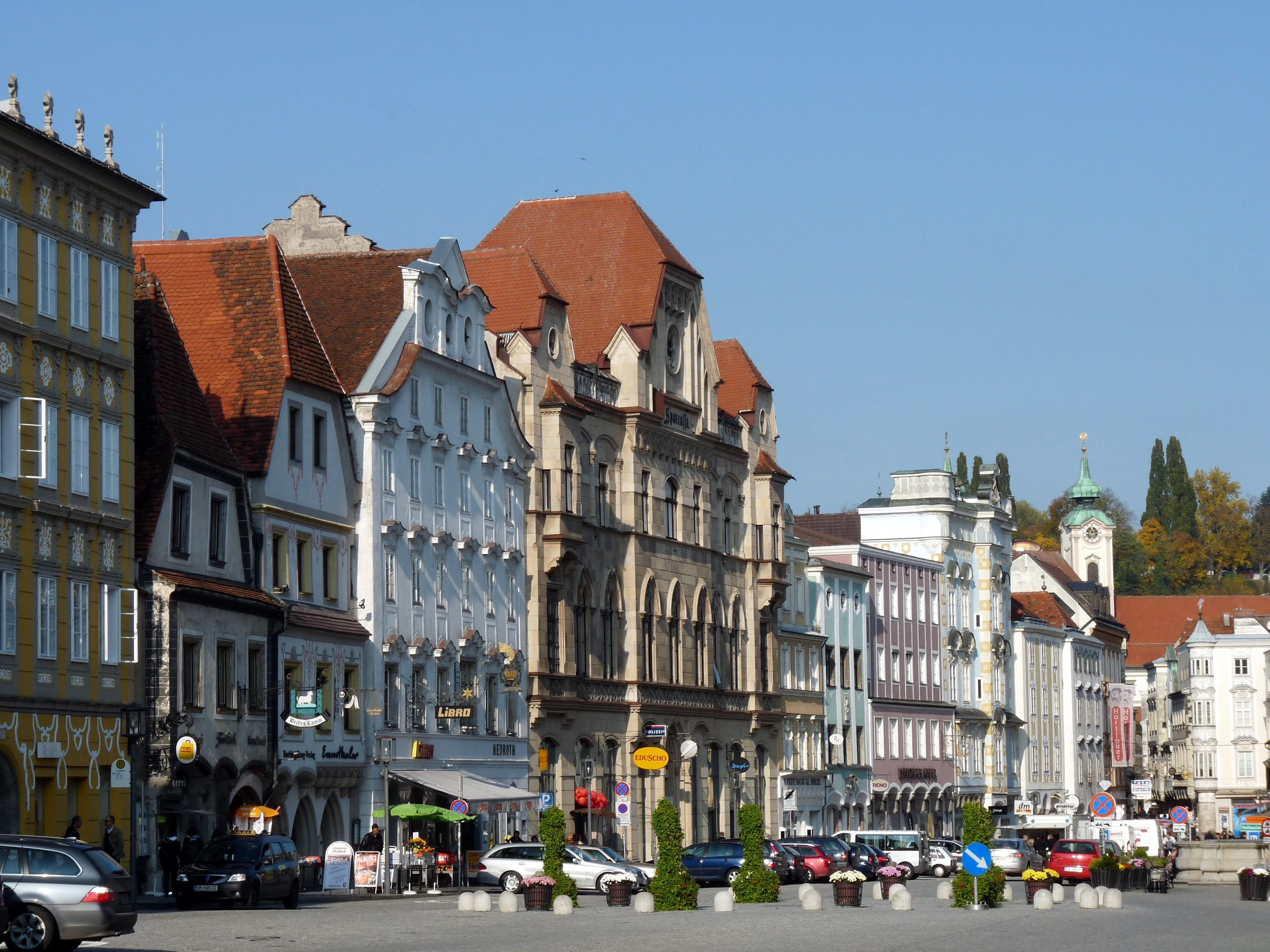 building, car, city street, outdoors, clear sky, land vehicle, upper austria, day, incidental people, people, road, architecture, 2K, steyr, city, street, HD Wallpaper