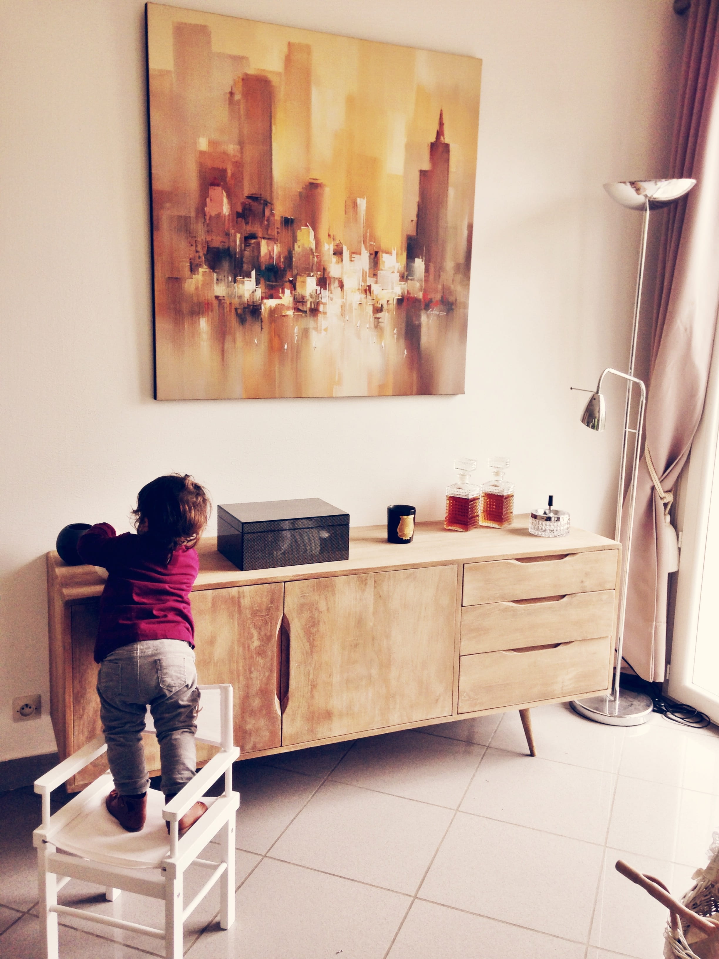 wooden, full length, living room, real people, casual clothing, child, chair, table, females, 2K, domestic kitchen, women, sideboard, tiled floor, rear view, Phone HD Wallpaper