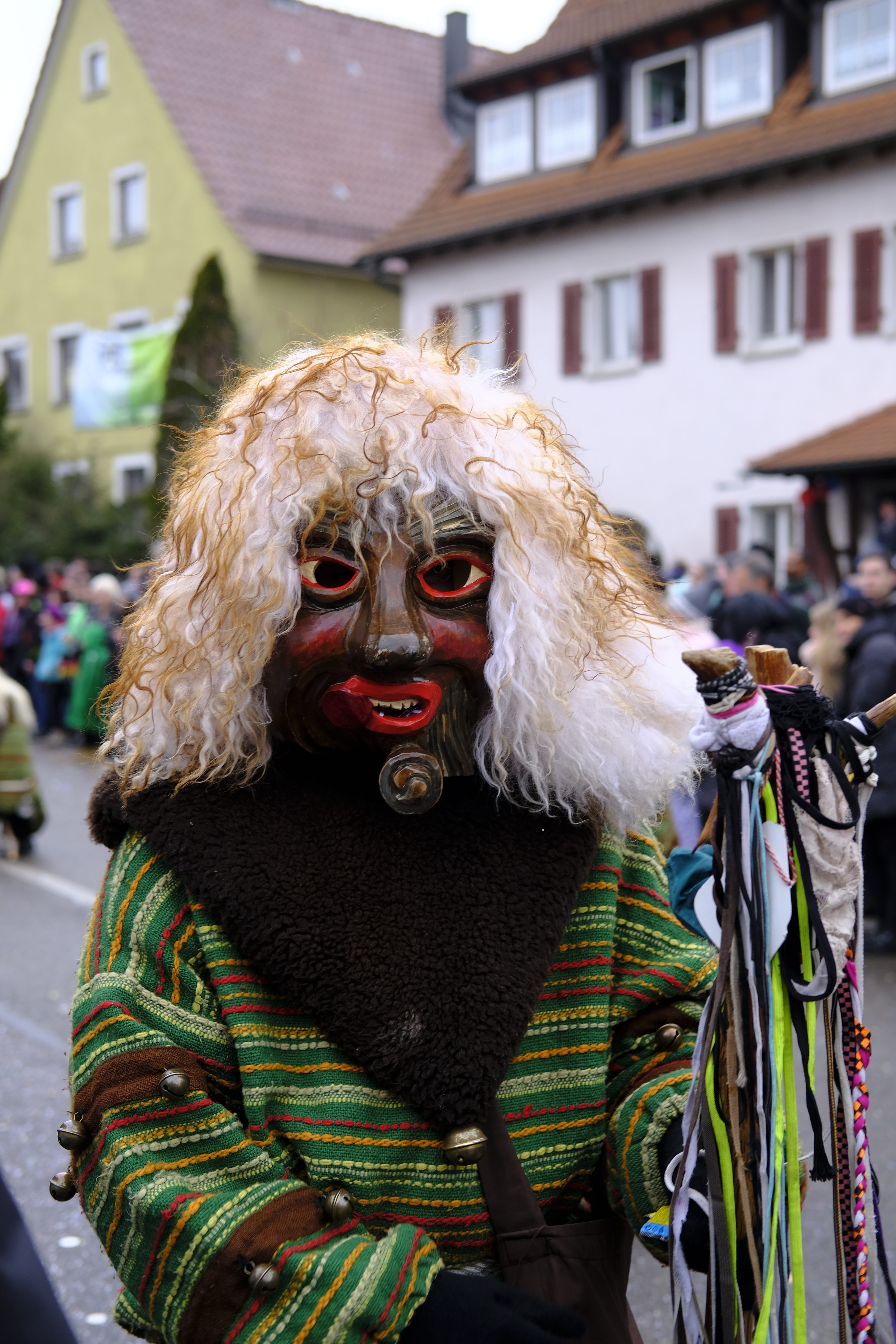 costume, portrait, built structure, fools, outdoors, architecture, carnival, unrecognizable person, incidental people, focus on foreground, disguise, building exterior, Phone HD Wallpaper