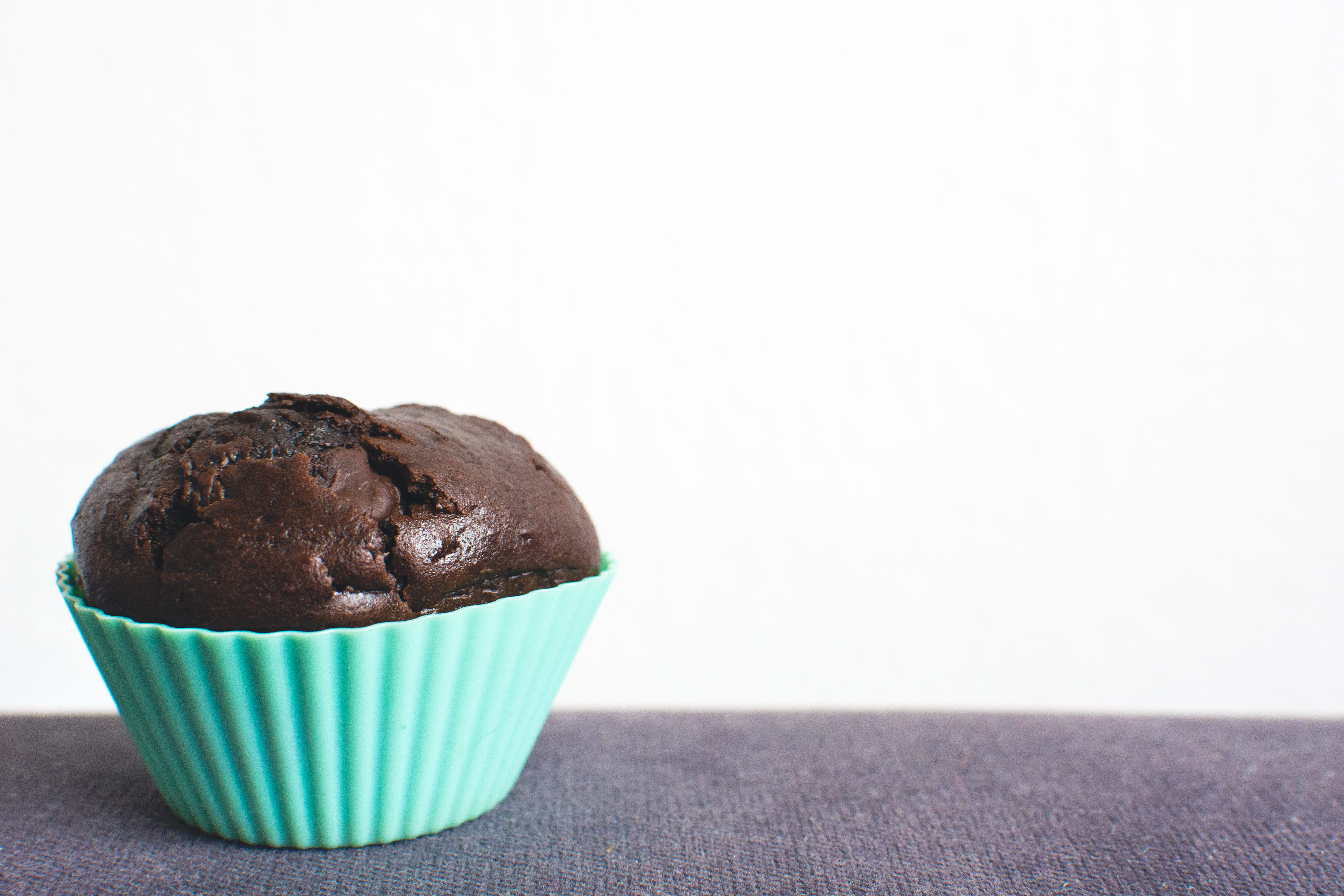 homemade, brown, indulgence, copy space, no People, baked, refreshment, cake, studio shot, sweet, chocolate, dessert, freshness, Dark, unhealthy Eating, HD Wallpaper