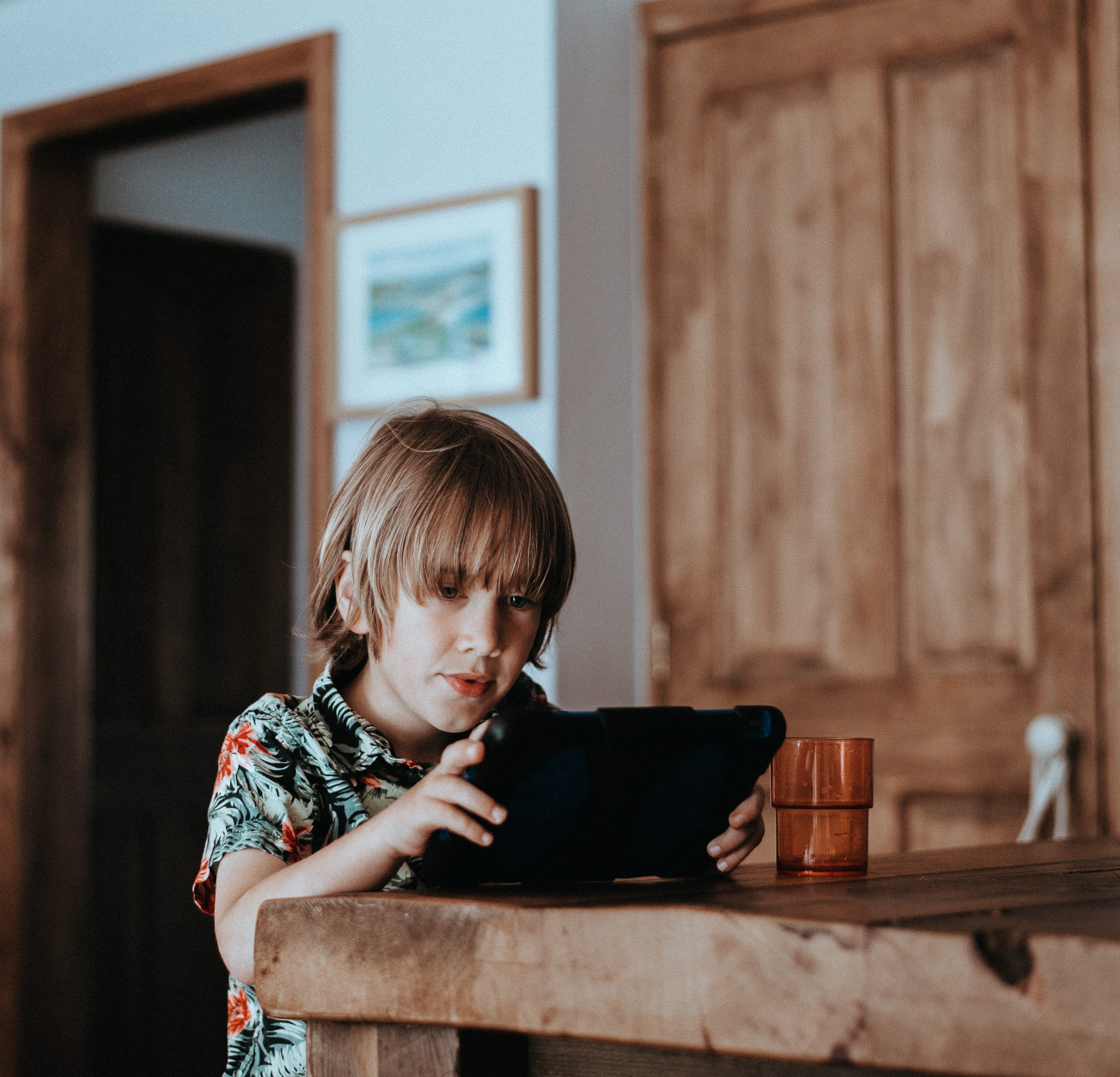 2K, wireless technology, casual clothing, portrait, men, boys, contemplation, Child, focus, color Image, using, table, playing, computer, lifestyles, focus on foreground, HD Wallpaper