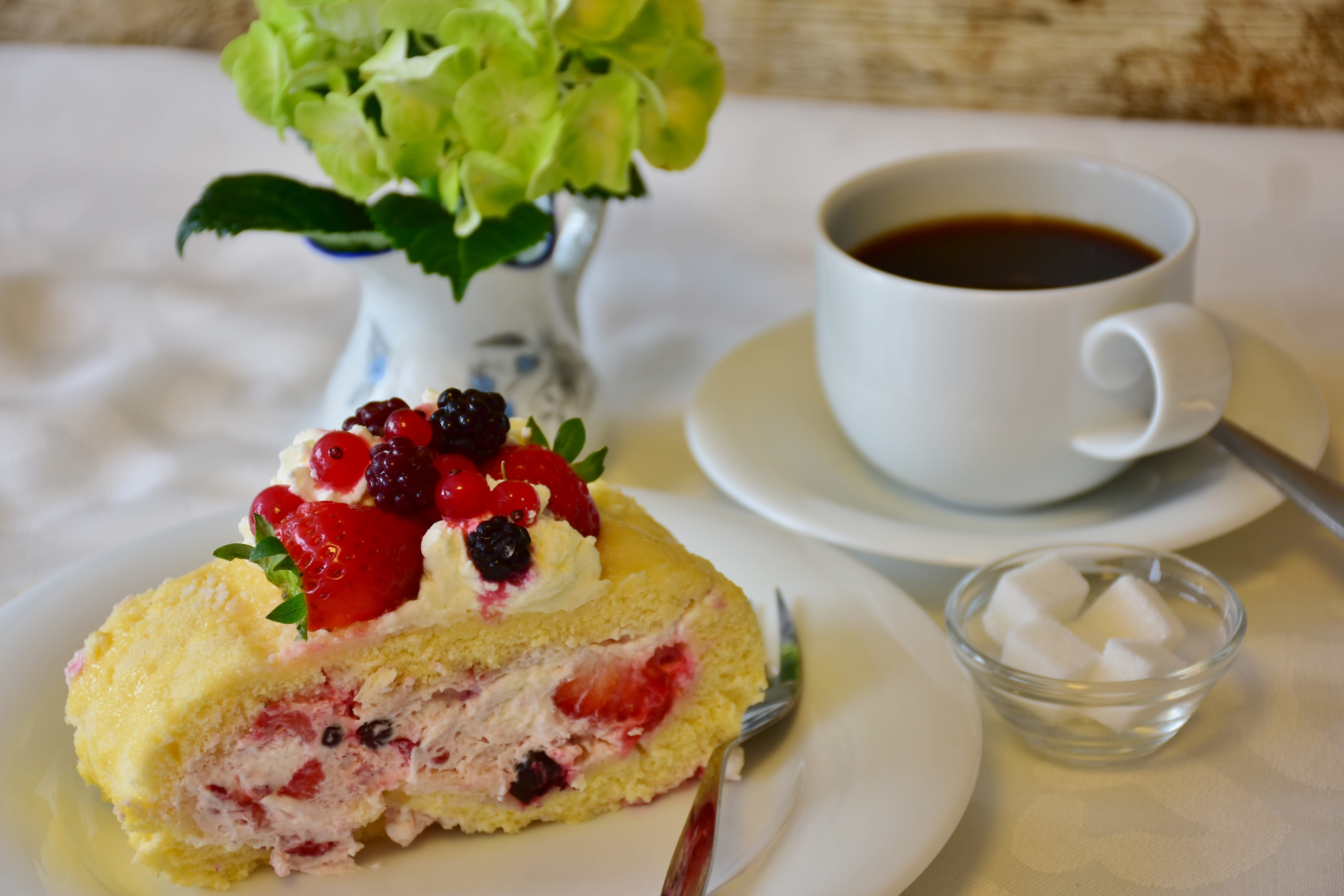 foodfoto, served, coffee, piece of cake, dessert, birthday, refreshment, healthy eating, mug, strawberry, strawberry sections, white, coffee - drink, meal, HD Wallpaper