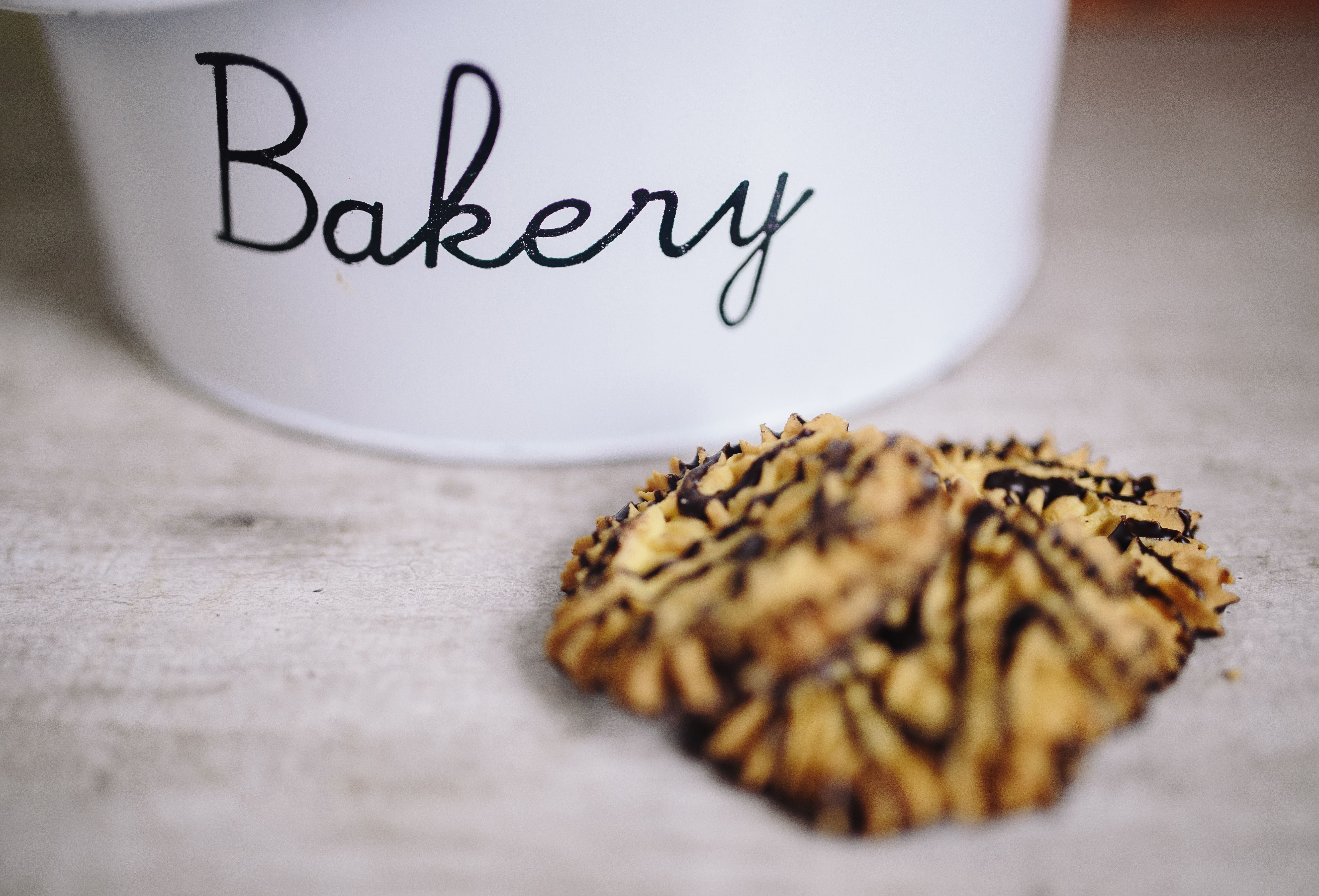 day, close-up, biscuits, no people, chocolate, tin box, bakery, sweets, table, healthy eating, positive emotion, container, organic, indoors, tin, box, HD Wallpaper