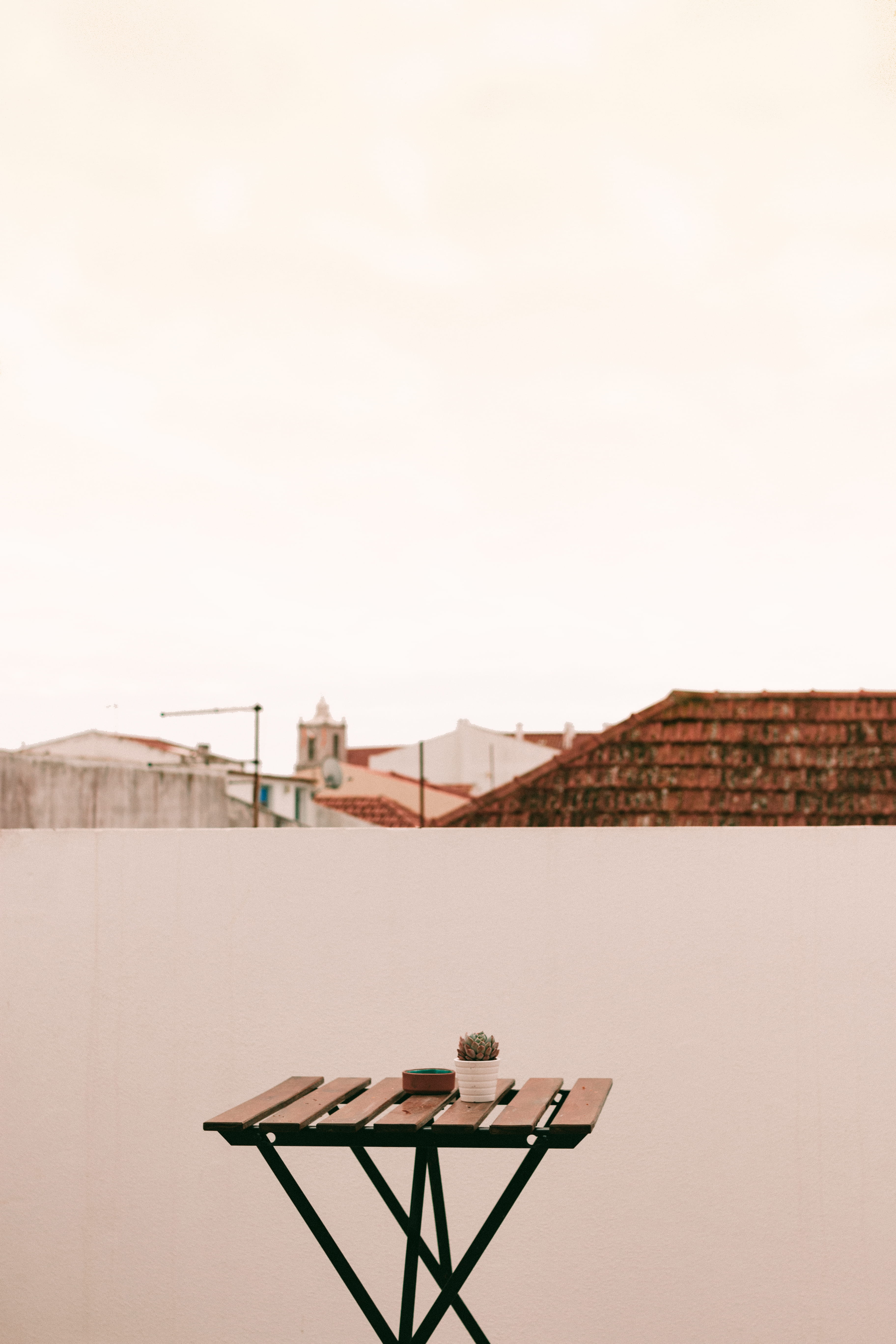 building exterior, near, ashtray, food and drink, white, building, chair, wall, copy space, clear sky, home, pot, 70d, no people, brown, cloudy, black, Phone HD Wallpaper