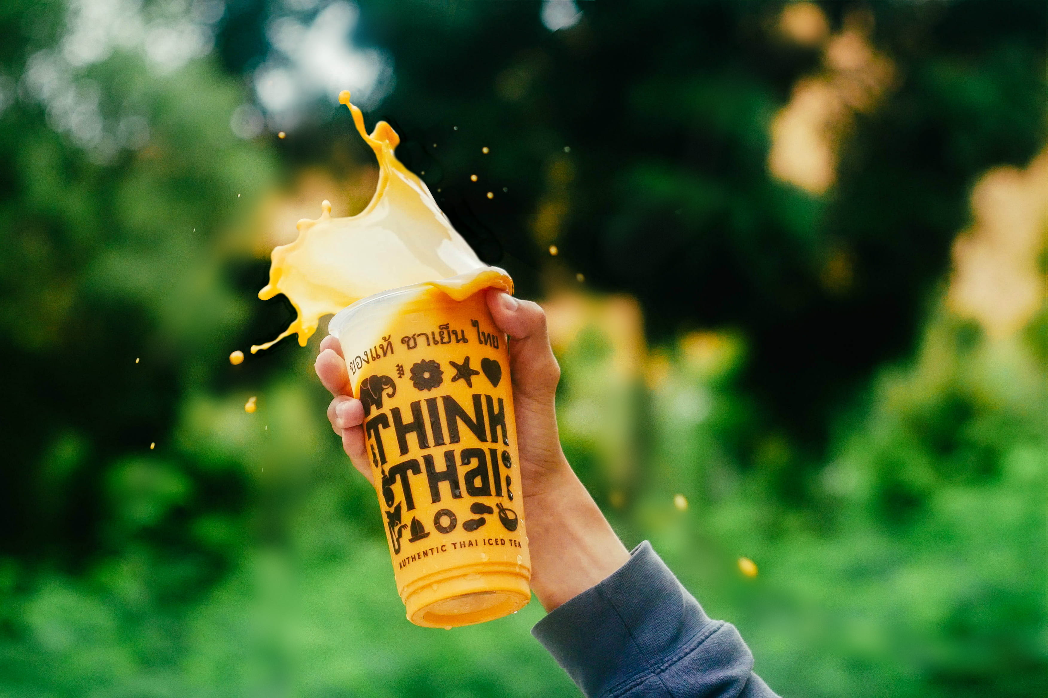 unrecognizable person, 2K, starbuck, body part, tea, splash, drink, refreshment, iced tea, thaitea, think thai, holding, spilling, person, text, plastic, HD Wallpaper