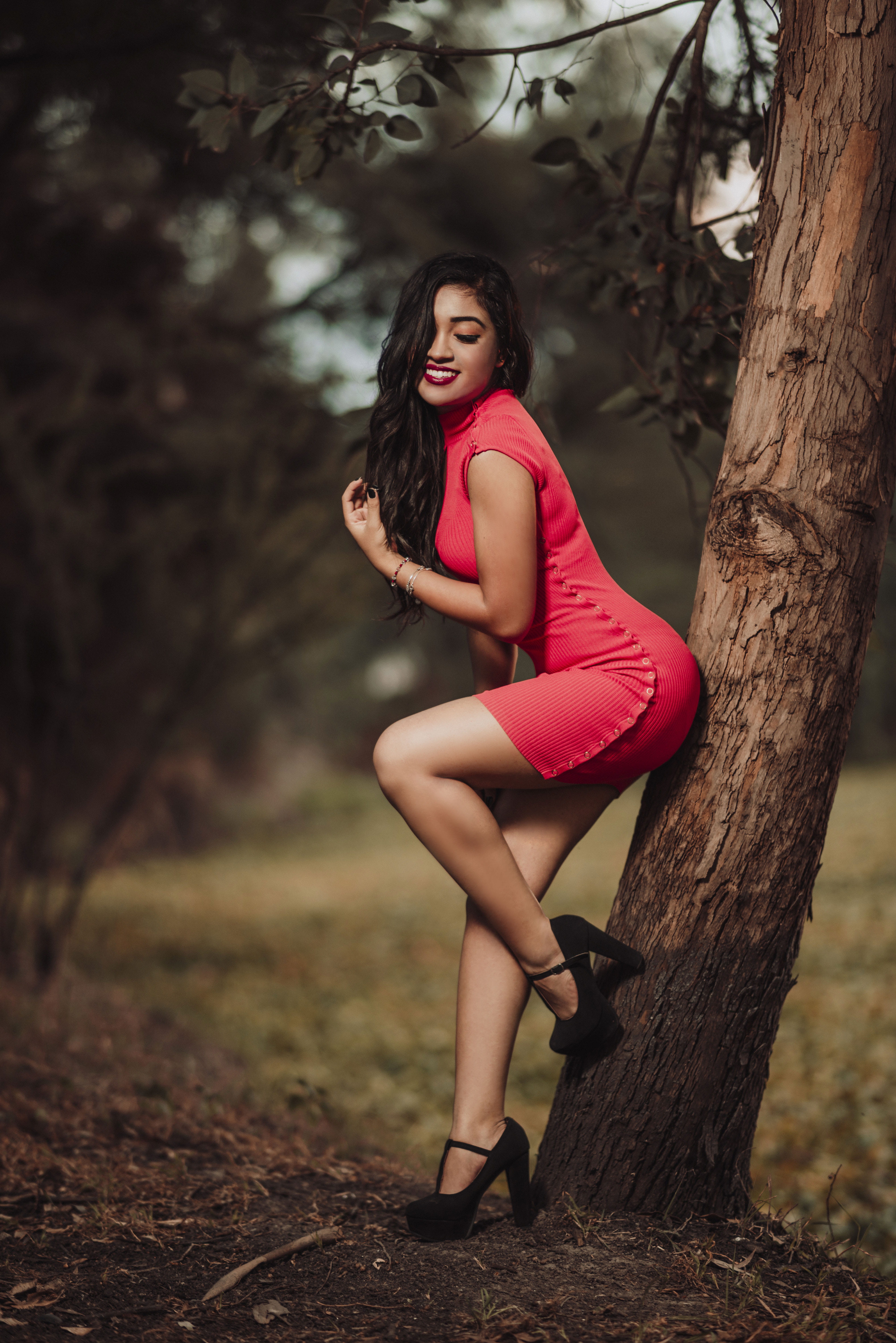 outdoors, tree, day, beautiful woman, young women, trunk, lifestyles, tree trunk, woman, women, mexico, portrait, lady, 5K, hairstyle, fashion, yuriria, Phone HD Wallpaper