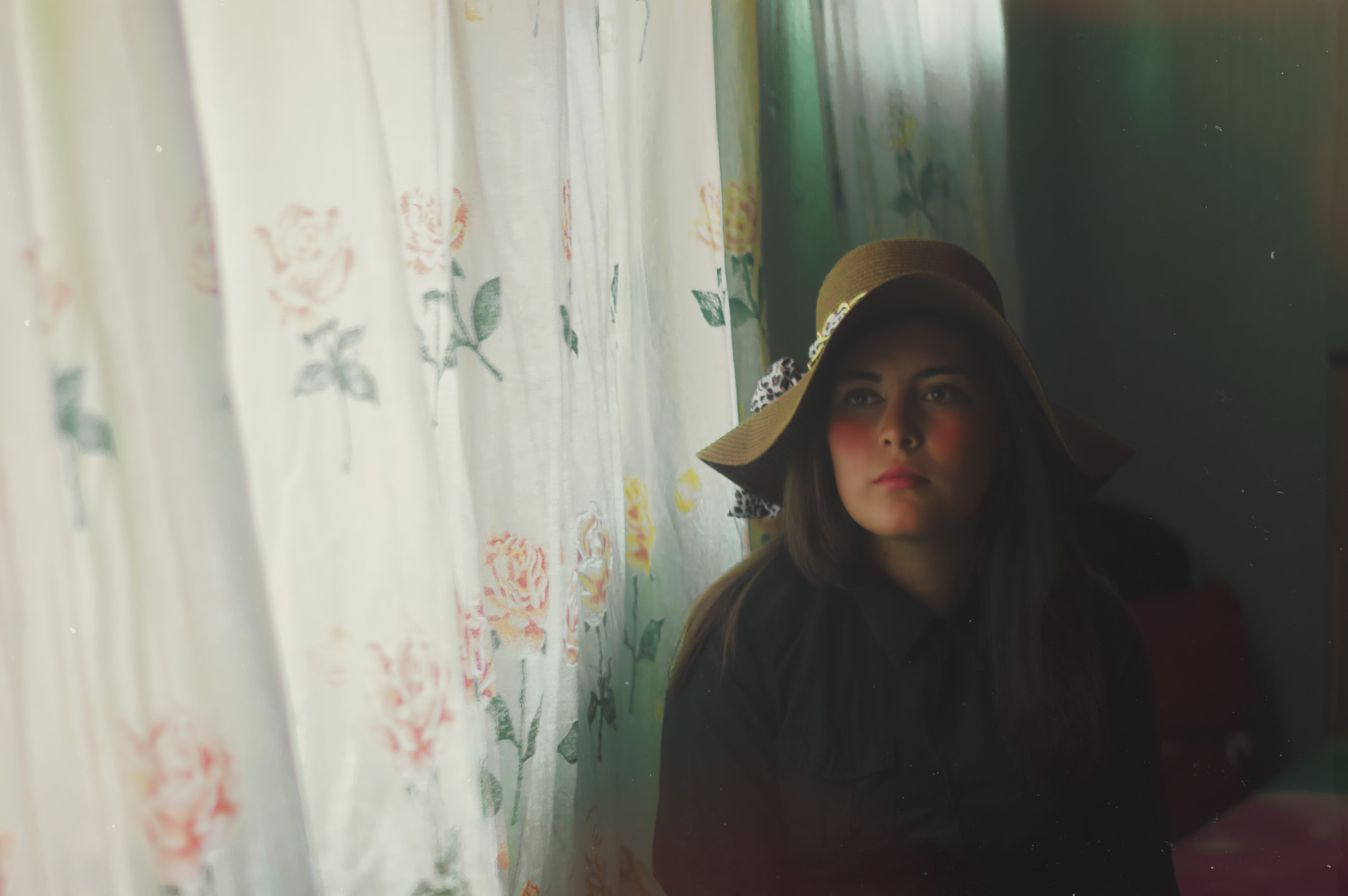 vintage, one person, contemplation, portrait, yuriria, real people, waist up, looking at camera, indoors, girl, beautiful woman, hairstyle, lifestyles, HD Wallpaper