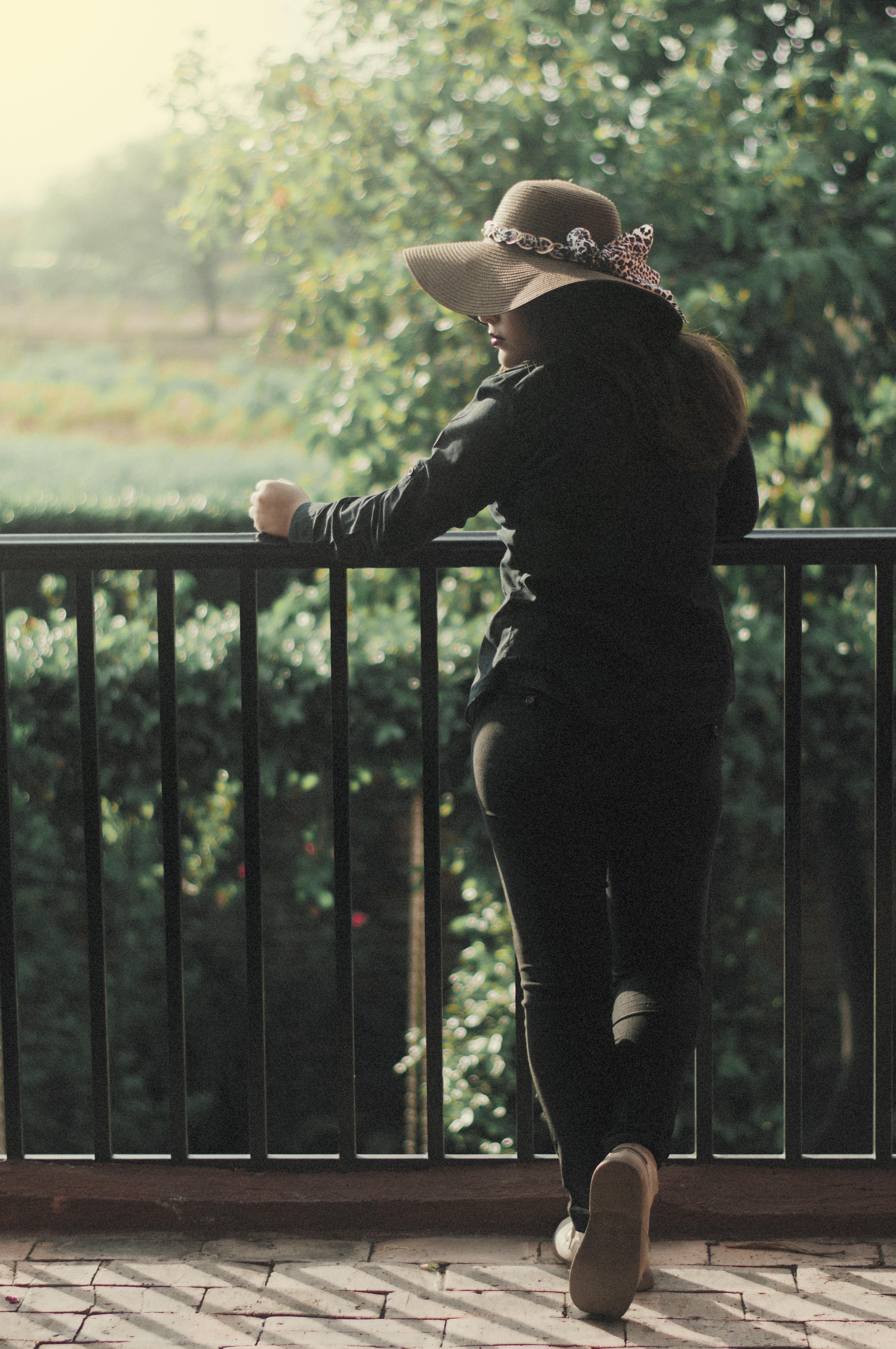 one person, 5K, real people, focus on foreground, standing, hat, mexico, outdoors, plant, nature, day, tree, yuriria, women, railing, clothing, men, casual clothing, Phone HD Wallpaper