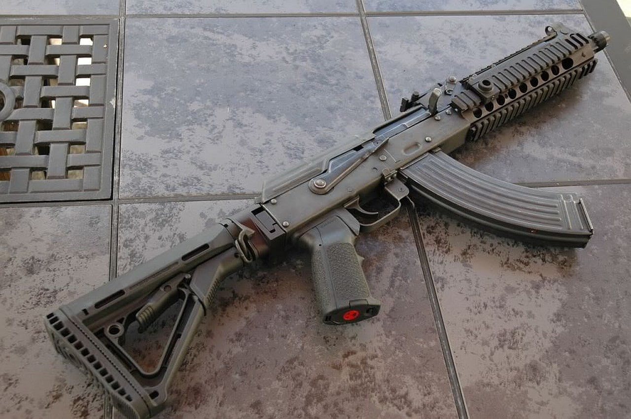 crime, 720P, rifle, no people, day, aggression, flooring, safety, sign, weapon, architecture, built structure, warning sign, hanging, city, draco sbr assault rifle, HD Wallpaper