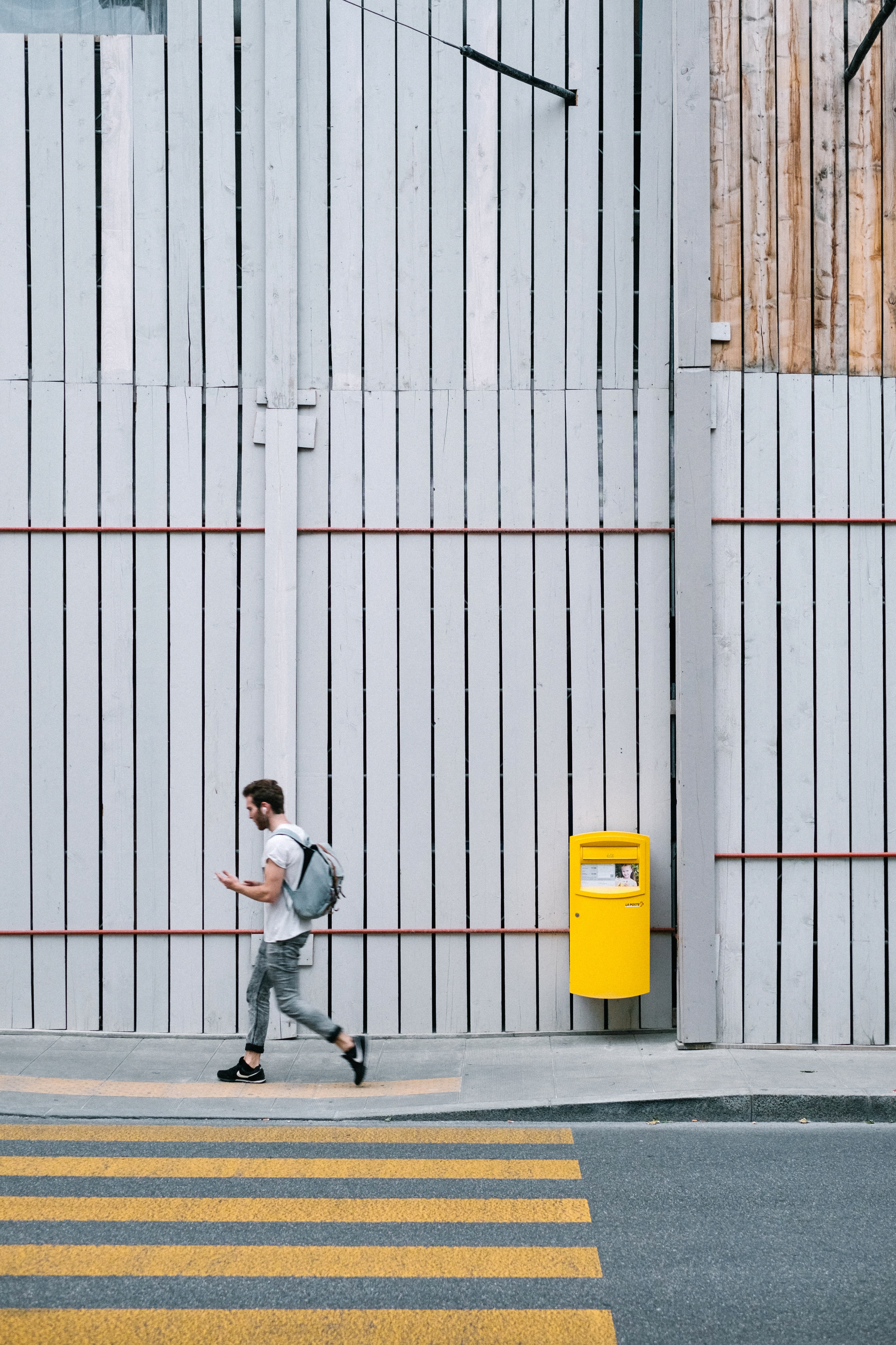 one person, linear, backpack, one man only, males, minimalist, mailbox, pedestrian, man, side, wood, young adult, near, shirt, business, fashion, walking, Phone HD Wallpaper