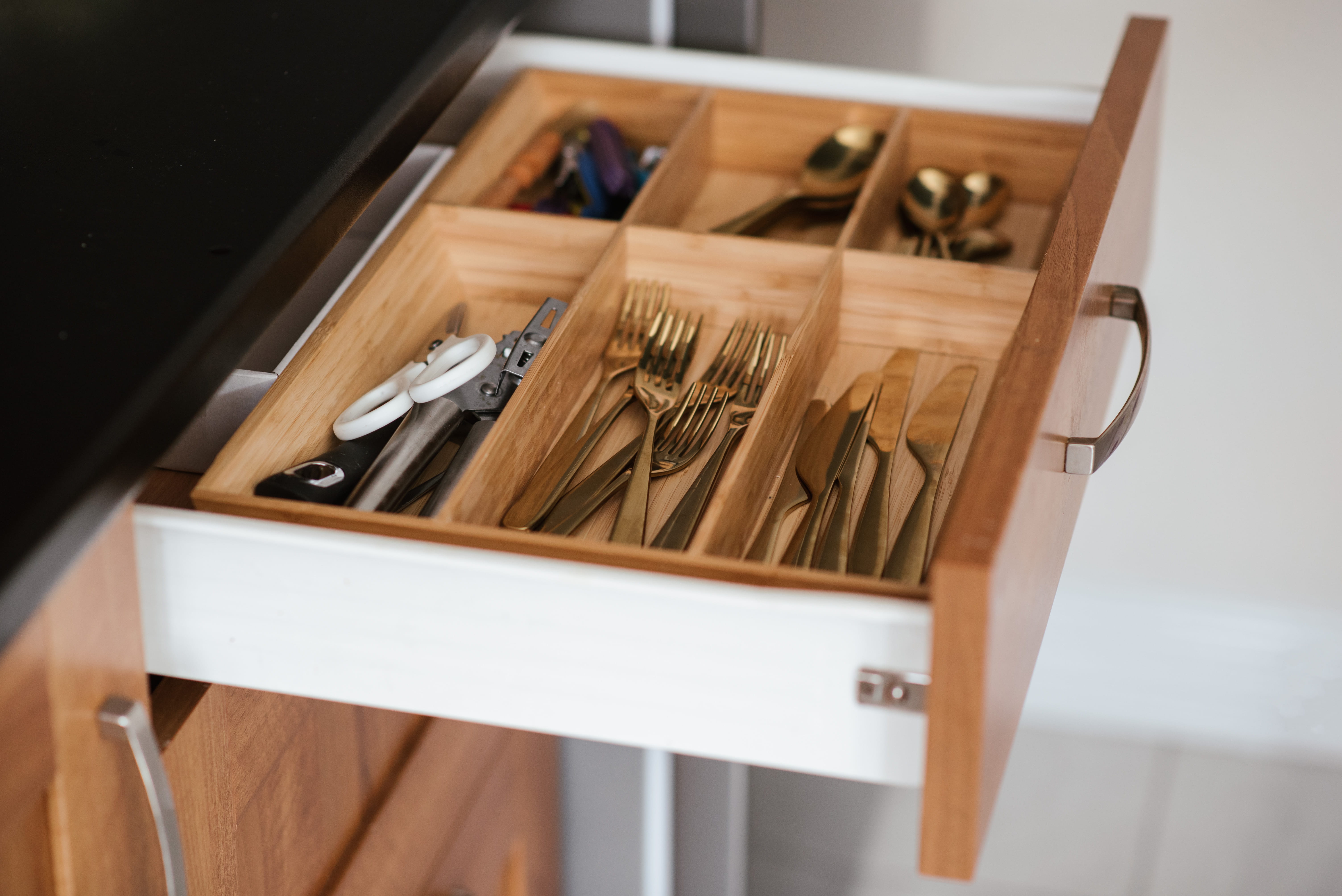 brown, utensils, large group of objects, 5K, indoors, no people, body care, choice, silver, focus on foreground, contemporary, close-up, fork, drawer, HD Wallpaper