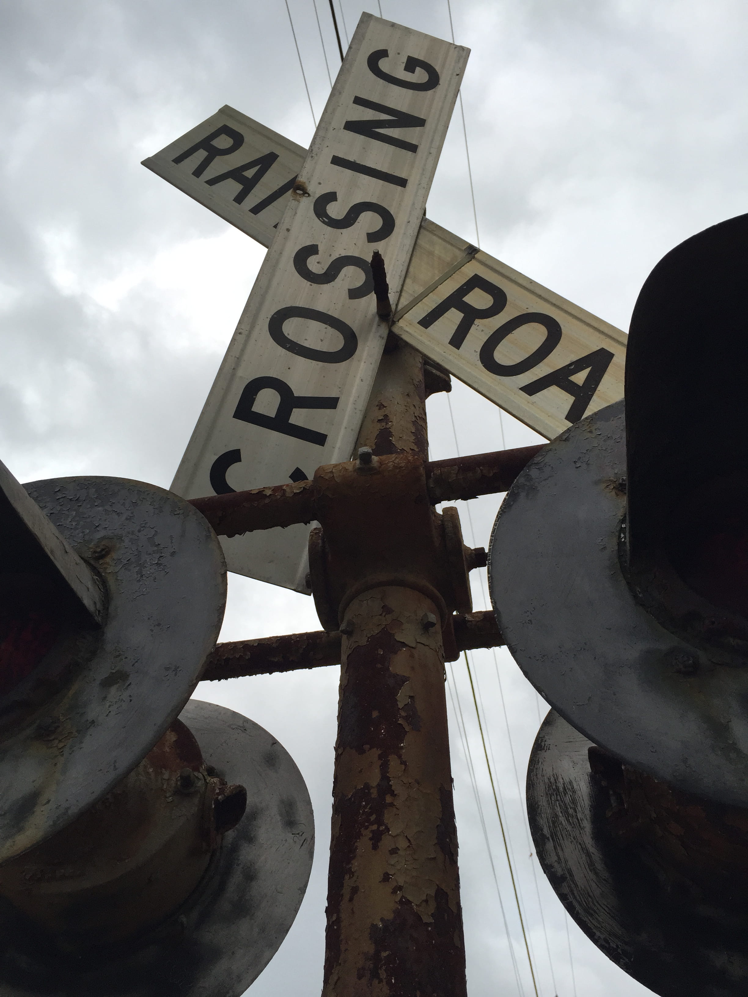 sign, day, headlight, richland, cloud - sky, symbol, emblem, western script, text, metropolis, rust, united states, wheel, road sign, metal, transportation, Phone HD Wallpaper