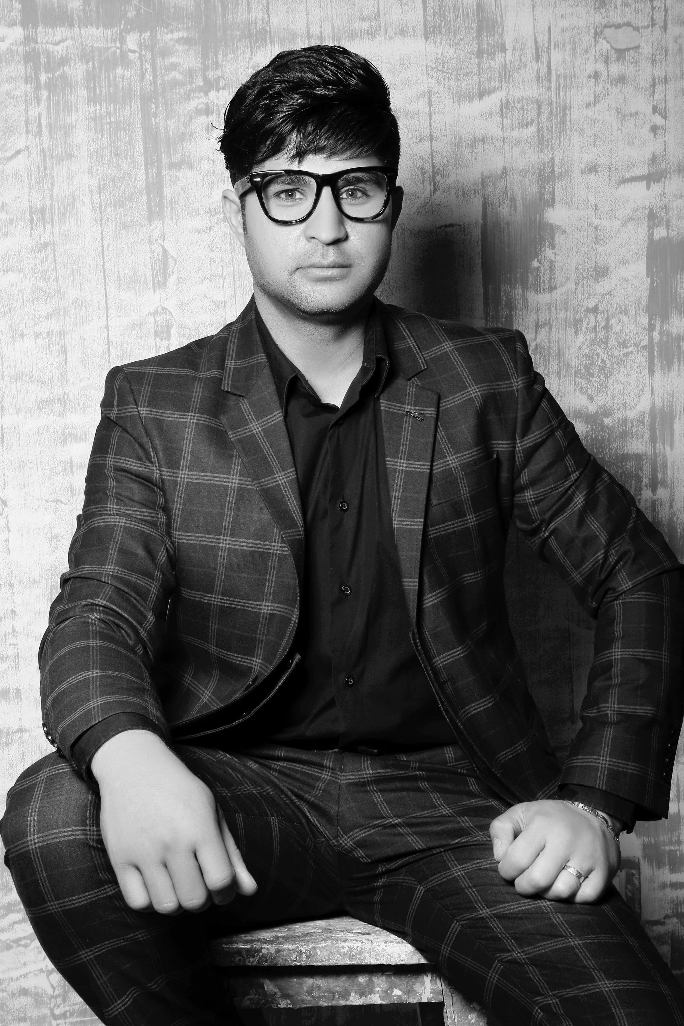 singer, sitting, street, 2016, model, eyeglasses, 2K, casual clothing, front view, modern, india, lifestyles, real people, mukesh chhabra casting company, Phone HD Wallpaper