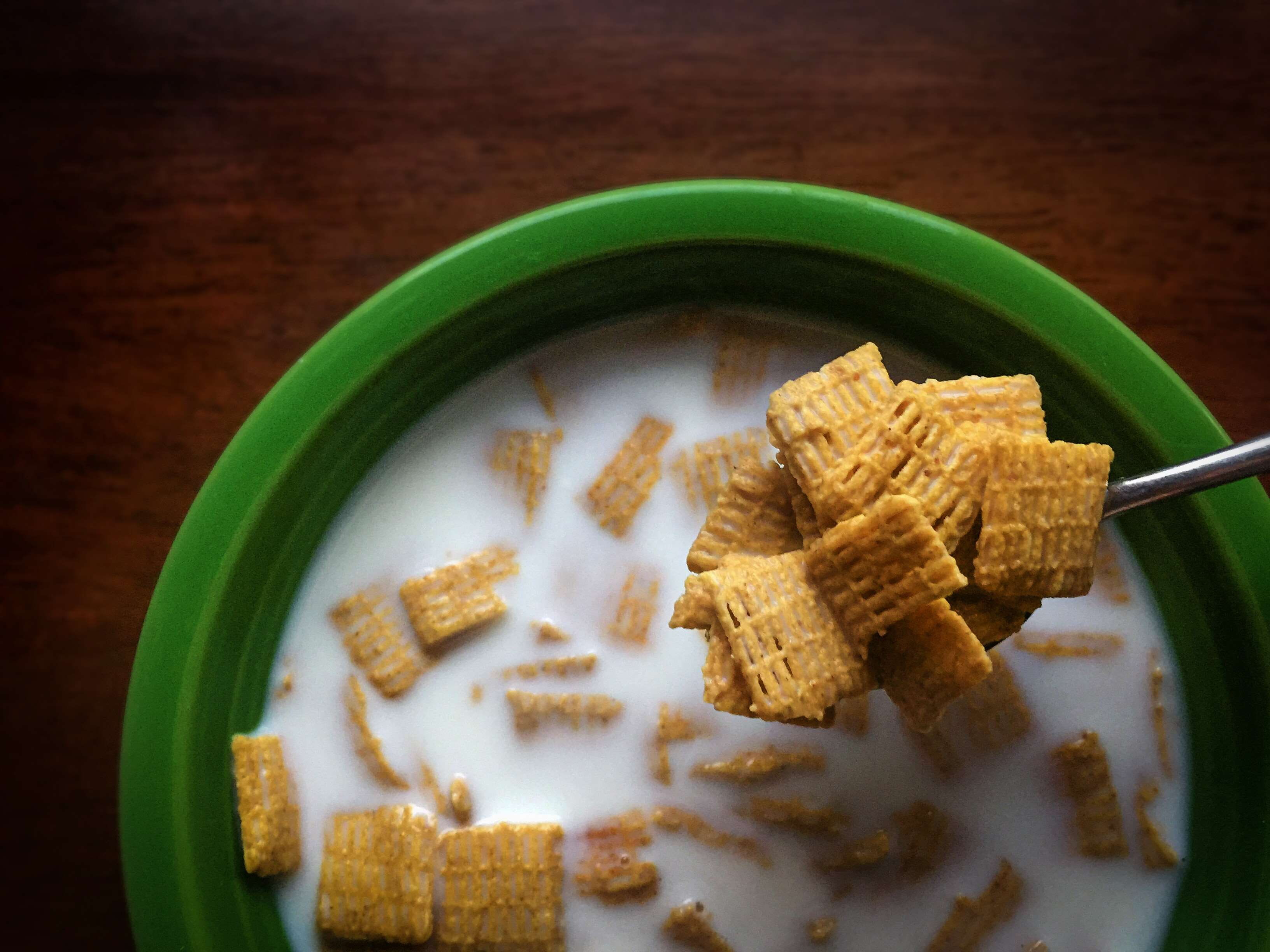 table, kitchen utensil, breakfast cereal, food and drink, muesli, directly above, bowl, milk, pov, 2K, eating utensil, food, chex cereal, sweet food, breakfast, HD Wallpaper