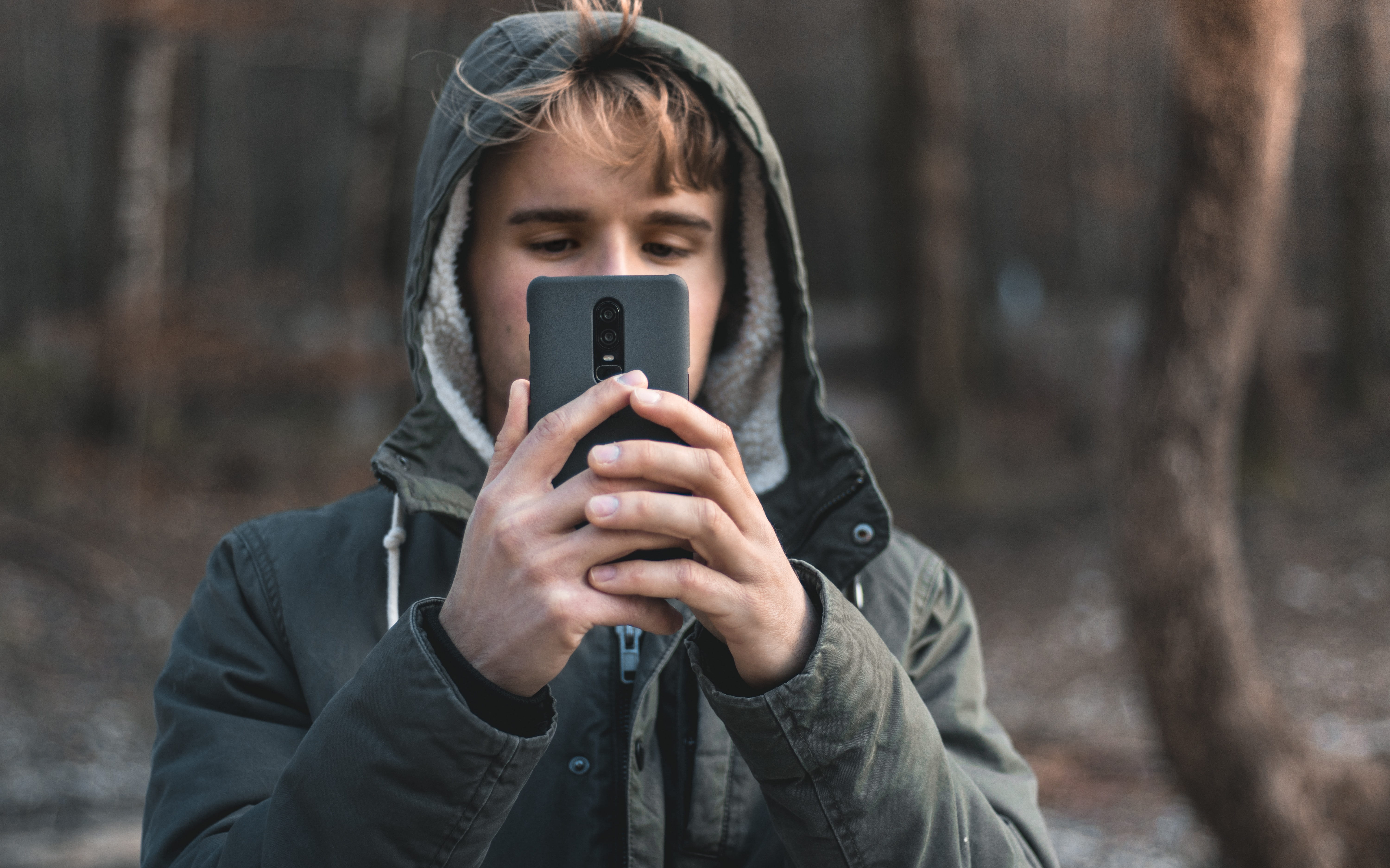 5K, focus on foreground, holding, smart phone, leisure activity, portrait, portable information device, clothing, connection, phone, activity, outdoors, HD Wallpaper
