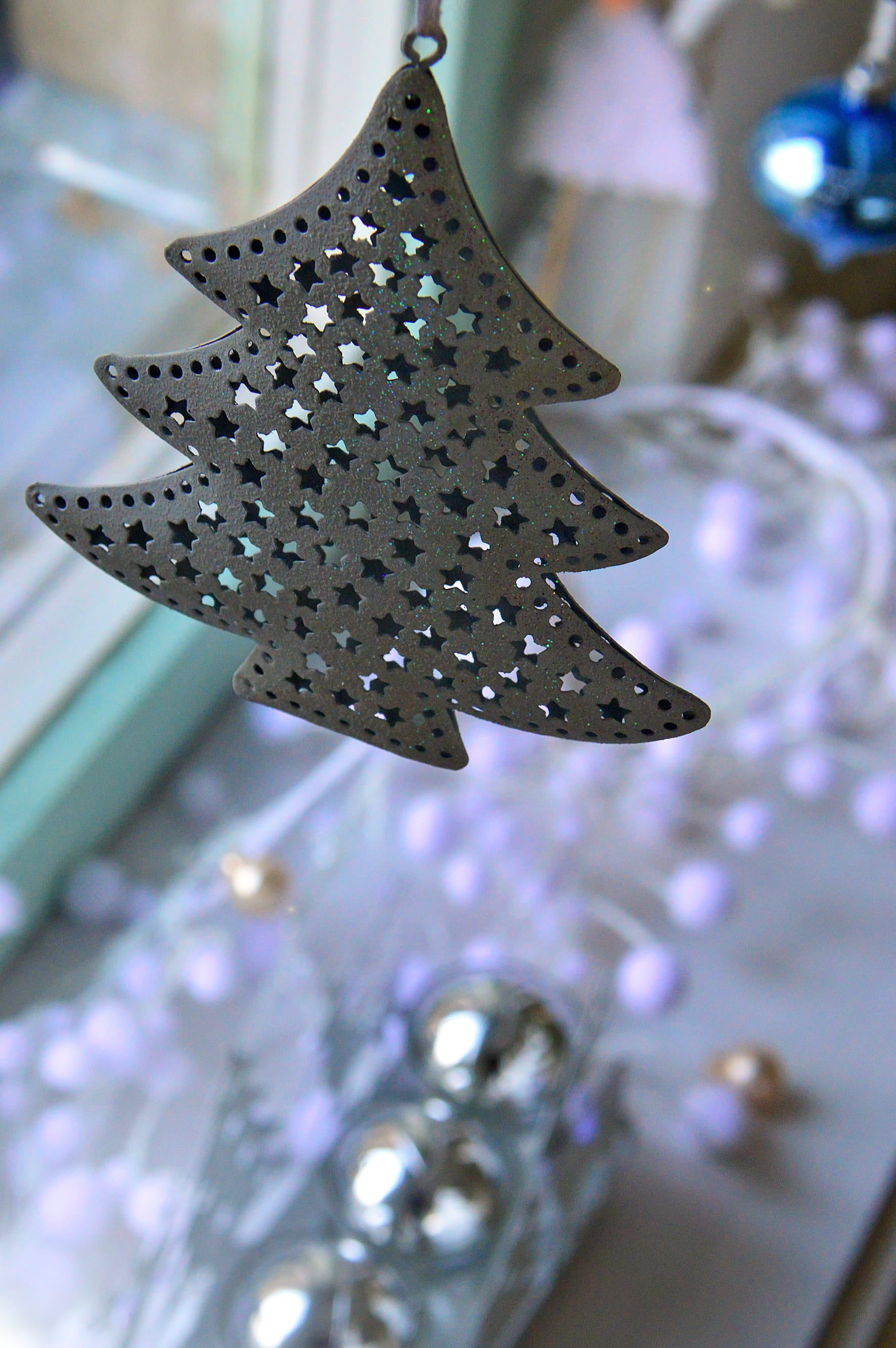 selective focus, pine wood, color, still life, ceiling, shiny, christmas decoration, hanging, silver colored, star shape, christmas tree, christmas ornament, Phone HD Wallpaper