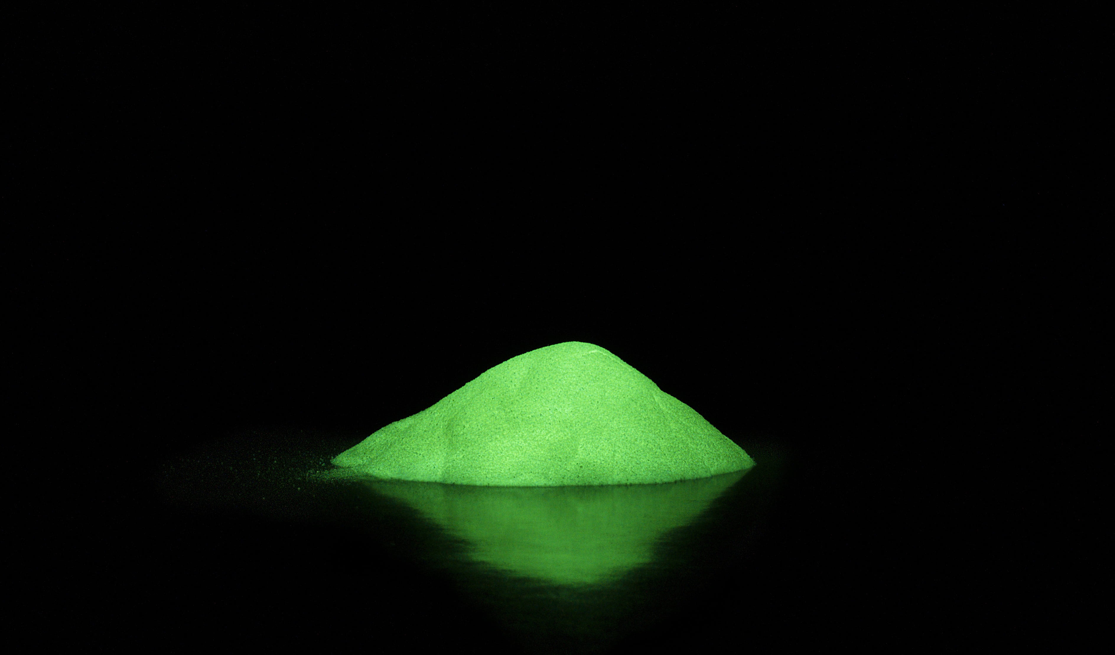 glow-in-the-dark, Light, reflection, single object, 2K, Green, abstract, creativity, mystery, studio shot, green, paper, indoors, phosphorescent, black background, HD Wallpaper