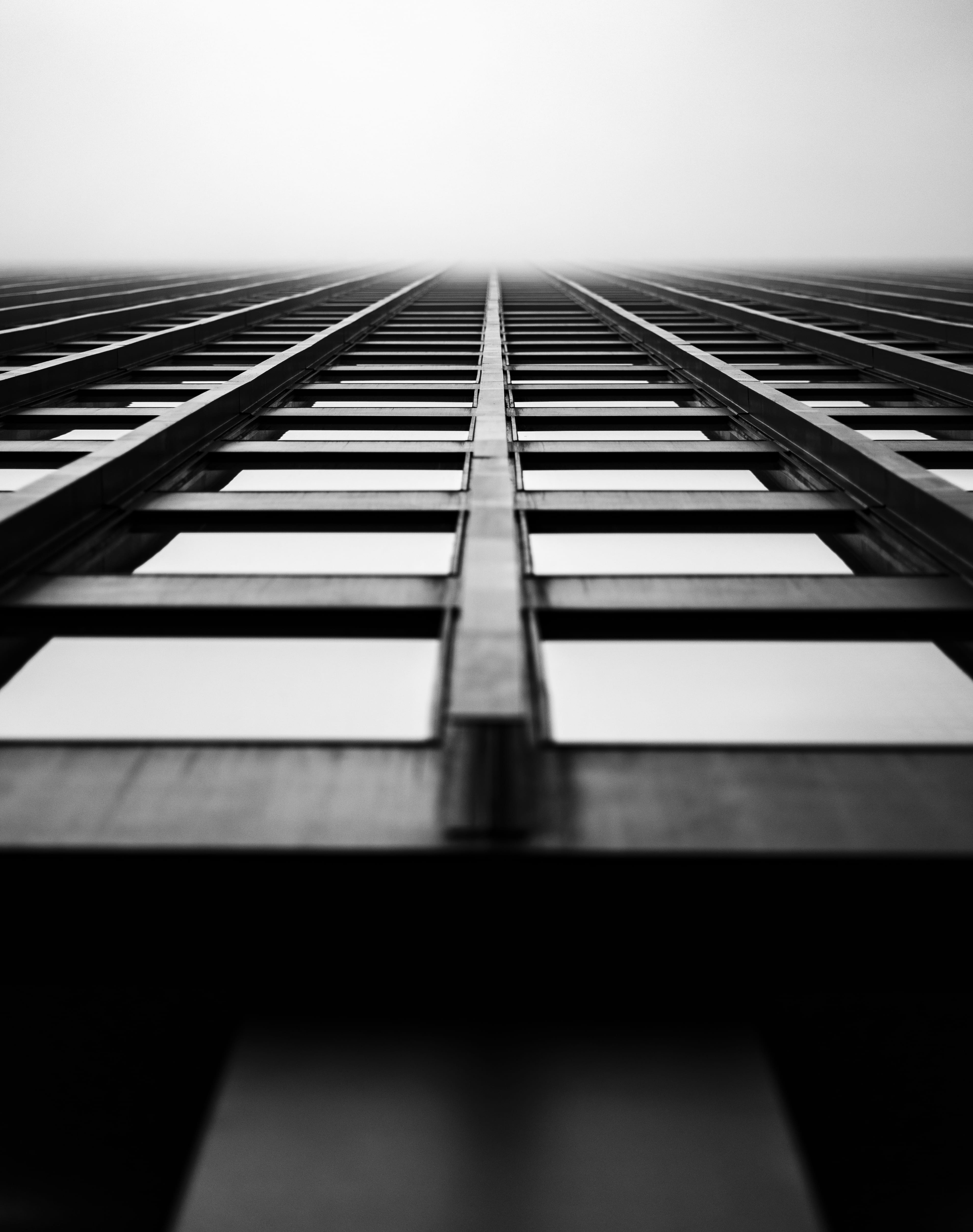 facade, music, black and white, minimalistic, fog, musical equipment, selective focus, look, piano, built structure, day, mood, street, no people, building, Phone HD Wallpaper