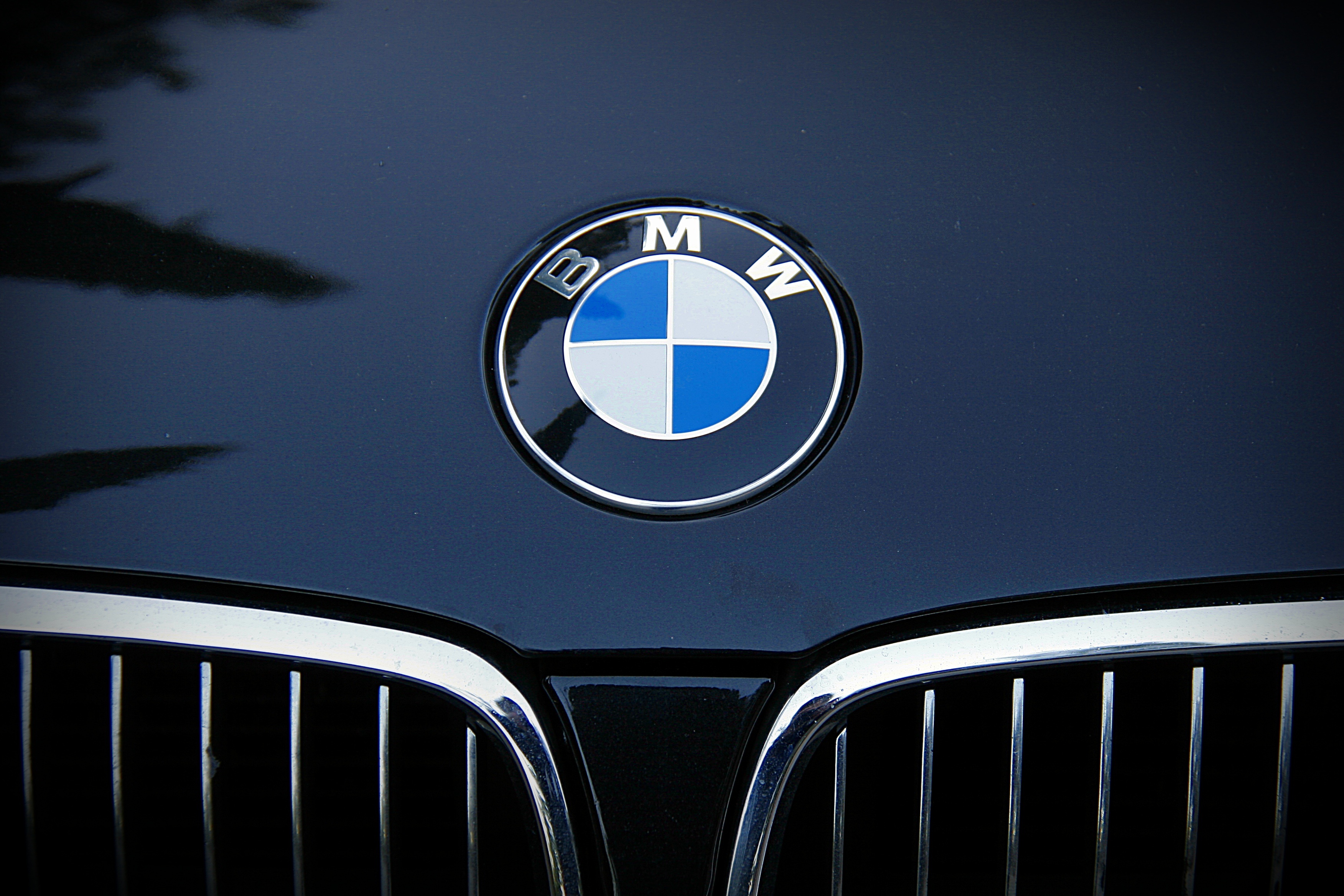 no people, reflection, emblem, car, metal, outdoors, shape, circle, nature, bmw emblem, bmw, motor vehicle, 2K, close-up, geometric shape, logo, mode of transportation, HD Wallpaper