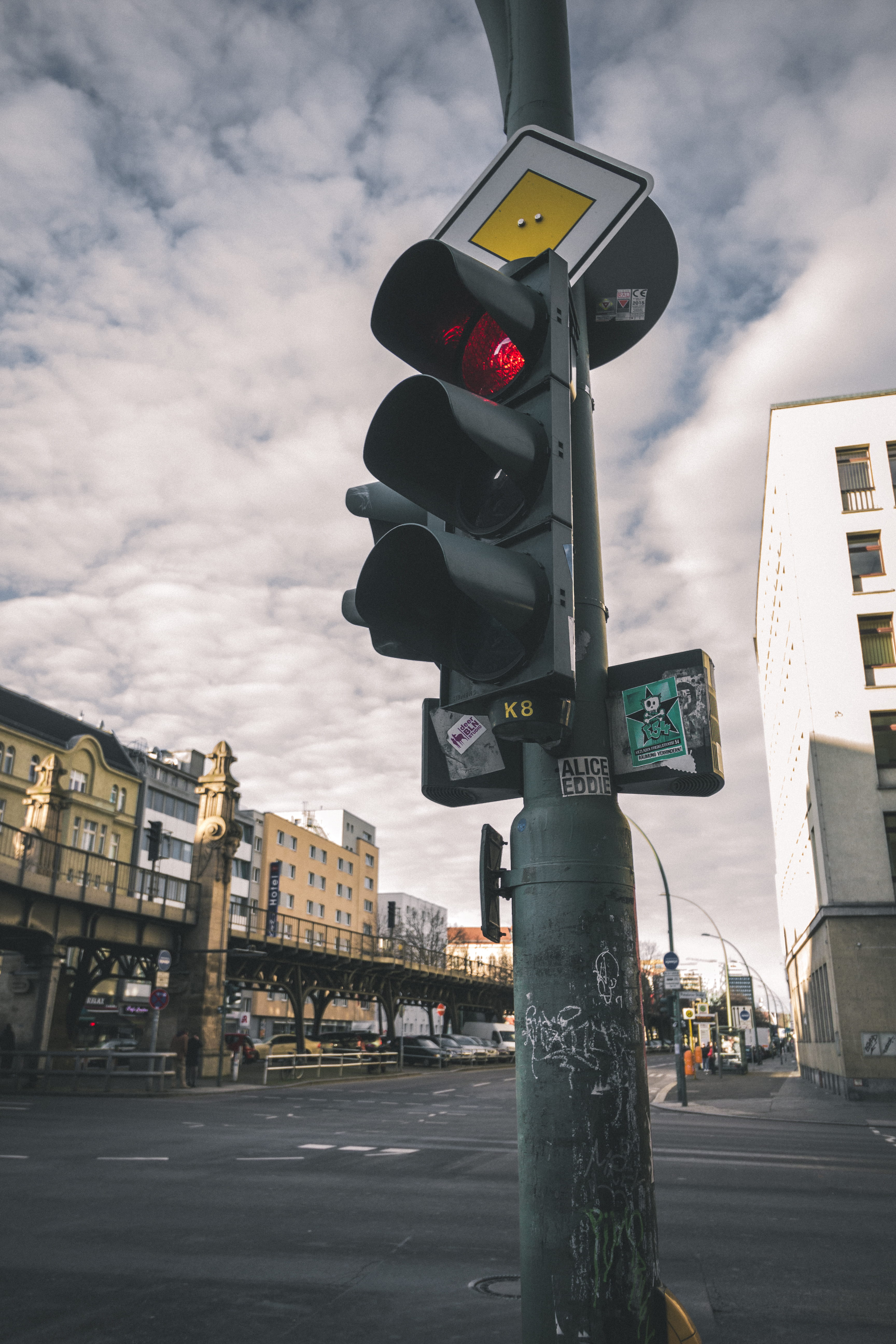 communication, sky, outdoors, built structure, cloud - sky, architecture, street, road, low angle view, road signal, light, traffic, berlin, sign, guidance, Phone HD Wallpaper