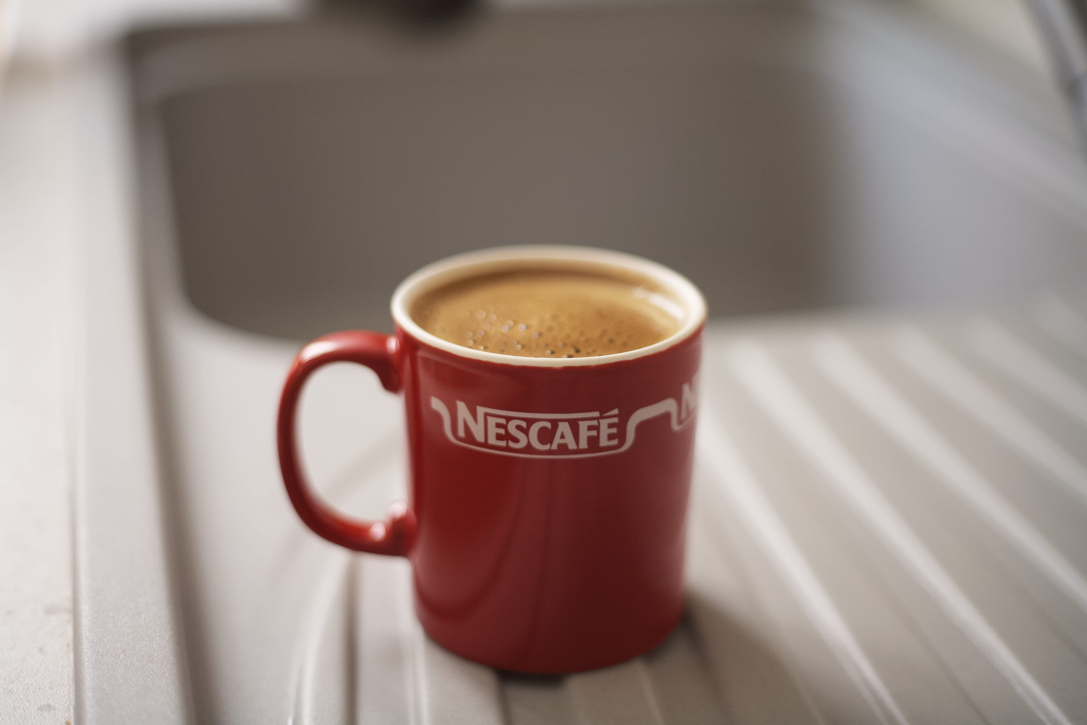 freshness, table, indoors, latte, tea cup, coffee - drink, cup, coffee cup, red, genoa, italy, drink, selective focus, pottery, refreshment, coffee, sink, HD Wallpaper