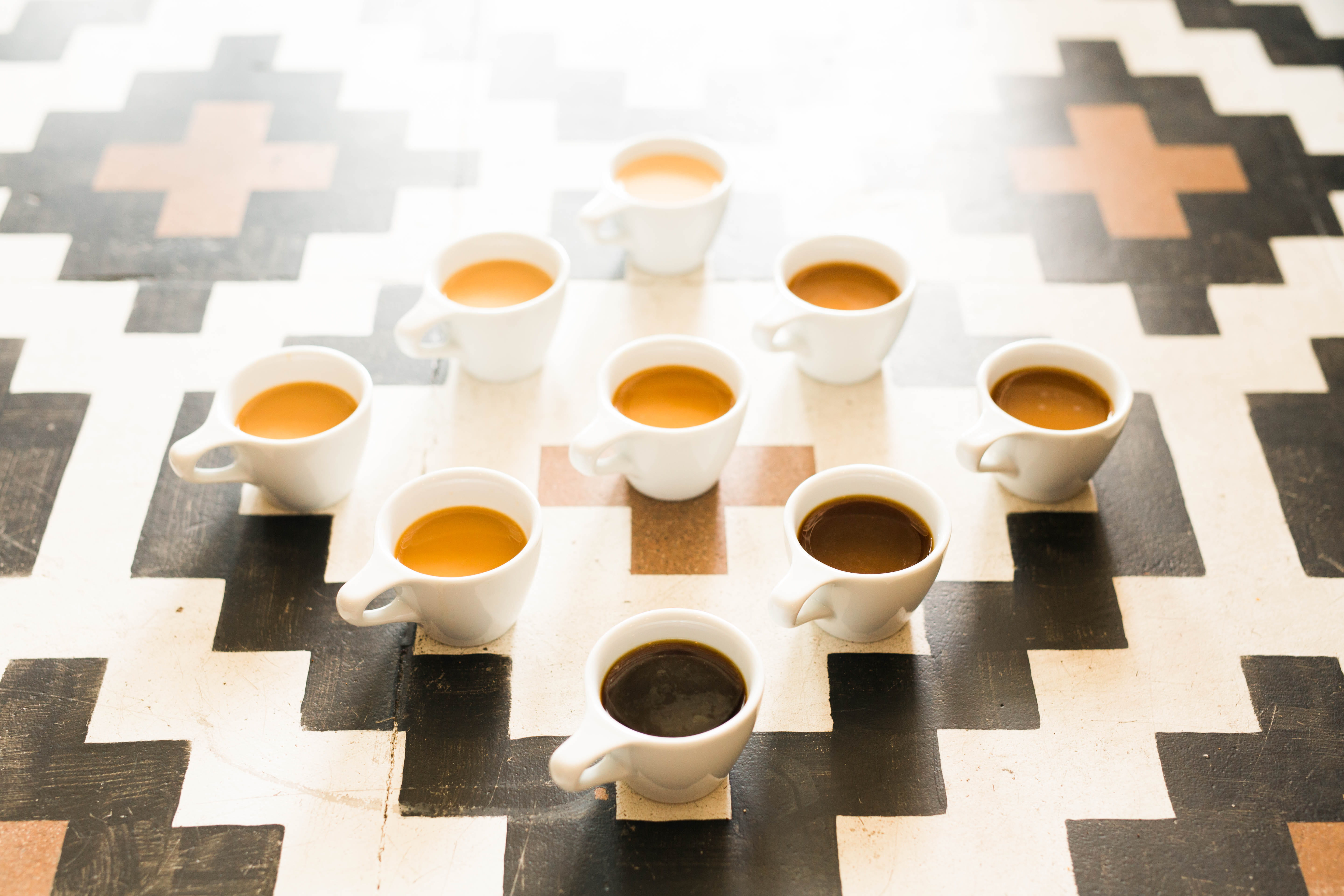 sunlight, cup, ceramics, repetition, ceramic, black coffee, white coffee, close-up, drip coffee, table, drink, mugs, coffee cup, coffee culture, coffee con, HD Wallpaper